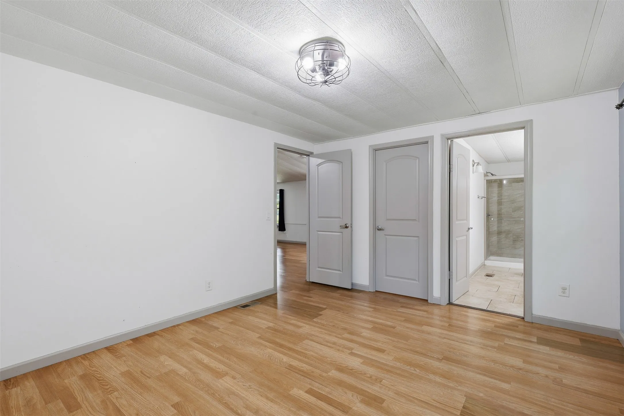 Mobile Home For Sale in Johnson County , 907 Quail Run, Cleburne, Texas 76031, 4 Bedroom, 4 Bathroom, Garage spaces, 3,136 Sqft, built in 1985, mls#21311065, Real Estate Agent in Cleburne, Homes For Sale in Johnson county, Homes For Sale in Cleburne, Realtor in Cleburne Texas, Real Estate Brokerage Independent Realty Texas, Luminita Cordes Realtor
