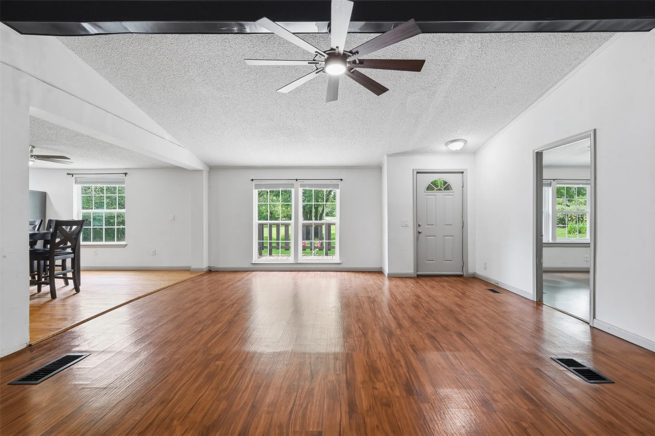 Mobile Home For Sale in Johnson County , 907 Quail Run, Cleburne, Texas 76031, 4 Bedroom, 4 Bathroom, Garage spaces, 3,136 Sqft, built in 1985, mls#21311065, Real Estate Agent in Cleburne, Homes For Sale in Johnson county, Homes For Sale in Cleburne, Realtor in Cleburne Texas, Real Estate Brokerage Independent Realty Texas, Luminita Cordes Realtor