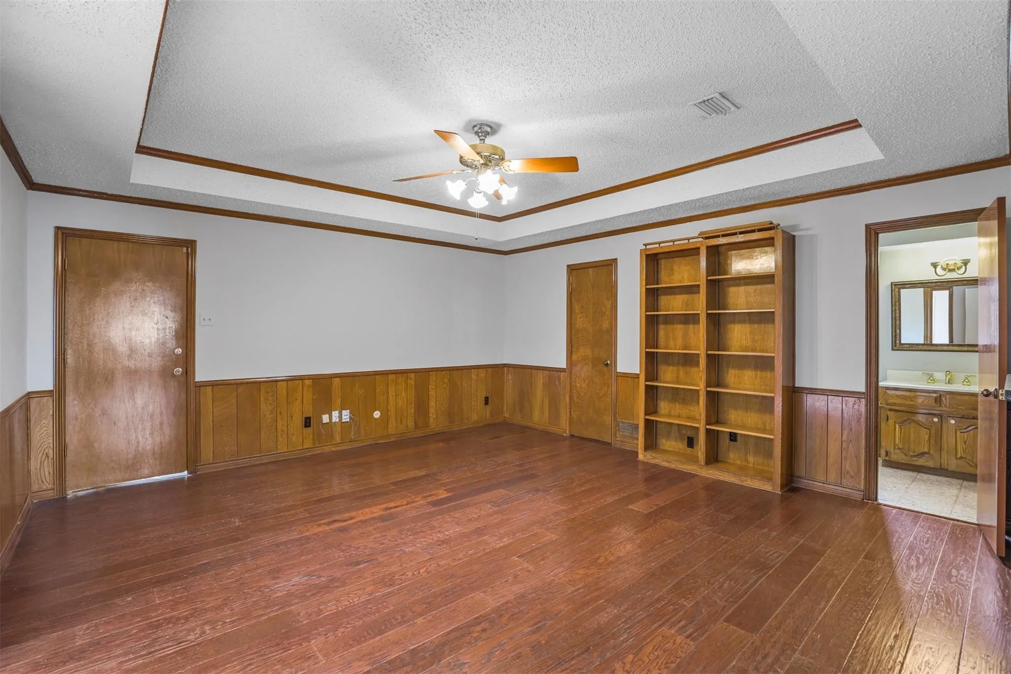Single Family Residence For Rent in Dallas County , 9738 Windham Drive, Dallas, Texas 75243, 4 Bedrooms, 3 Bathrooms, 2 Garage spaces, 2,802 Sqft, built in 1980, Price $3,000, mls#21312514, Real Estate Agent in Dallas, Homes For Rent in Dallas county, Homes For Rent in Dallas, Realtor in Dallas Texas, Real Estate Brokerage Independent Realty Texas, Luminita Cordes Realtor