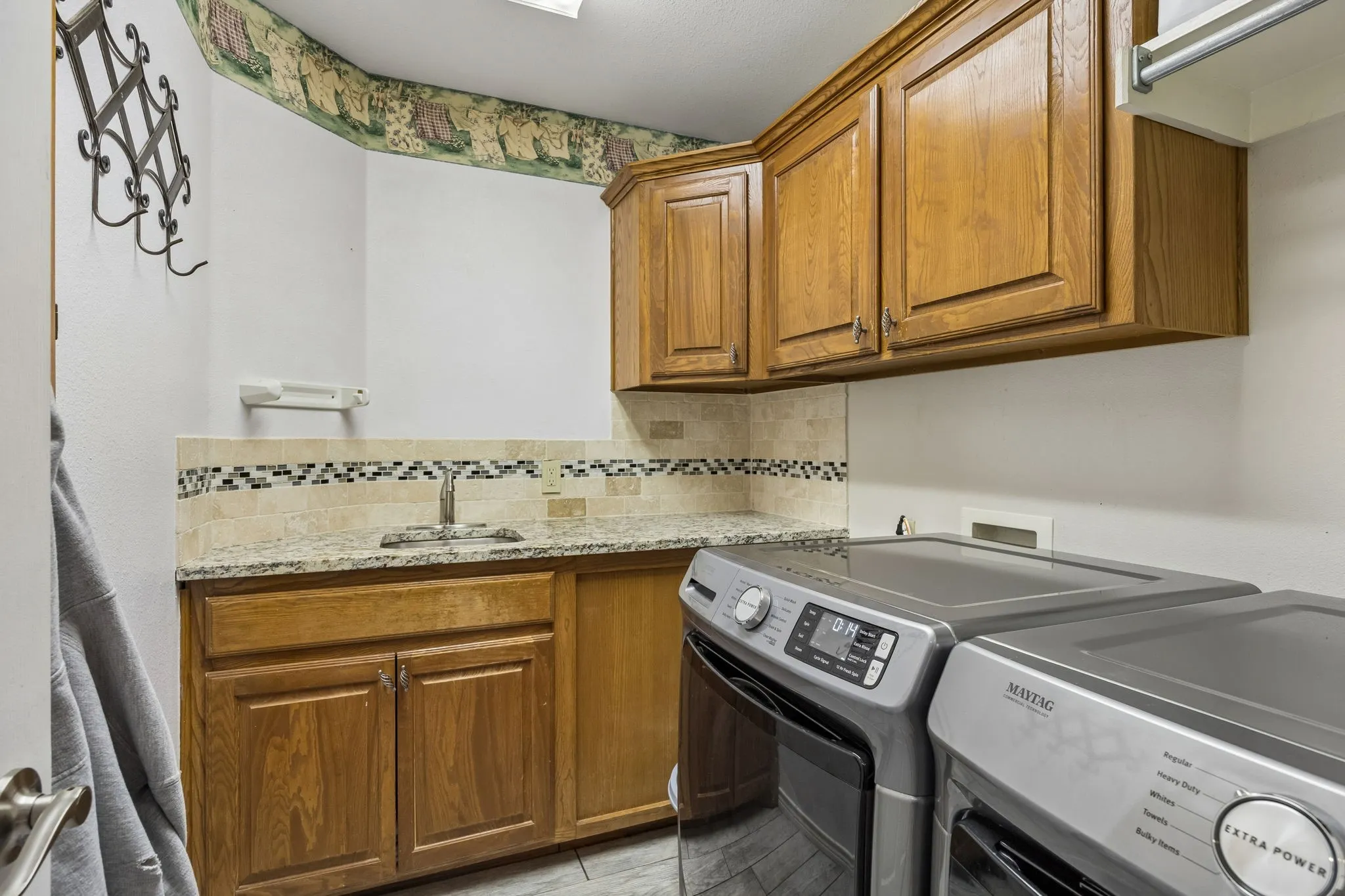 Single Family Residence For Sale in Ellis County , 4210 Whitehead Road, Midlothian, Texas 76065, 3 Bedrooms, 3 Bathrooms, 3 Garage spaces, 2,610 Sqft, built in 1997, Price $700,000, mls#21308796, Real Estate Agent in Midlothian, Homes For Sale in Ellis county, Homes For Sale in Midlothian, Realtor in Midlothian Texas, Real Estate Brokerage Independent Realty Texas, Luminita Cordes Realtor