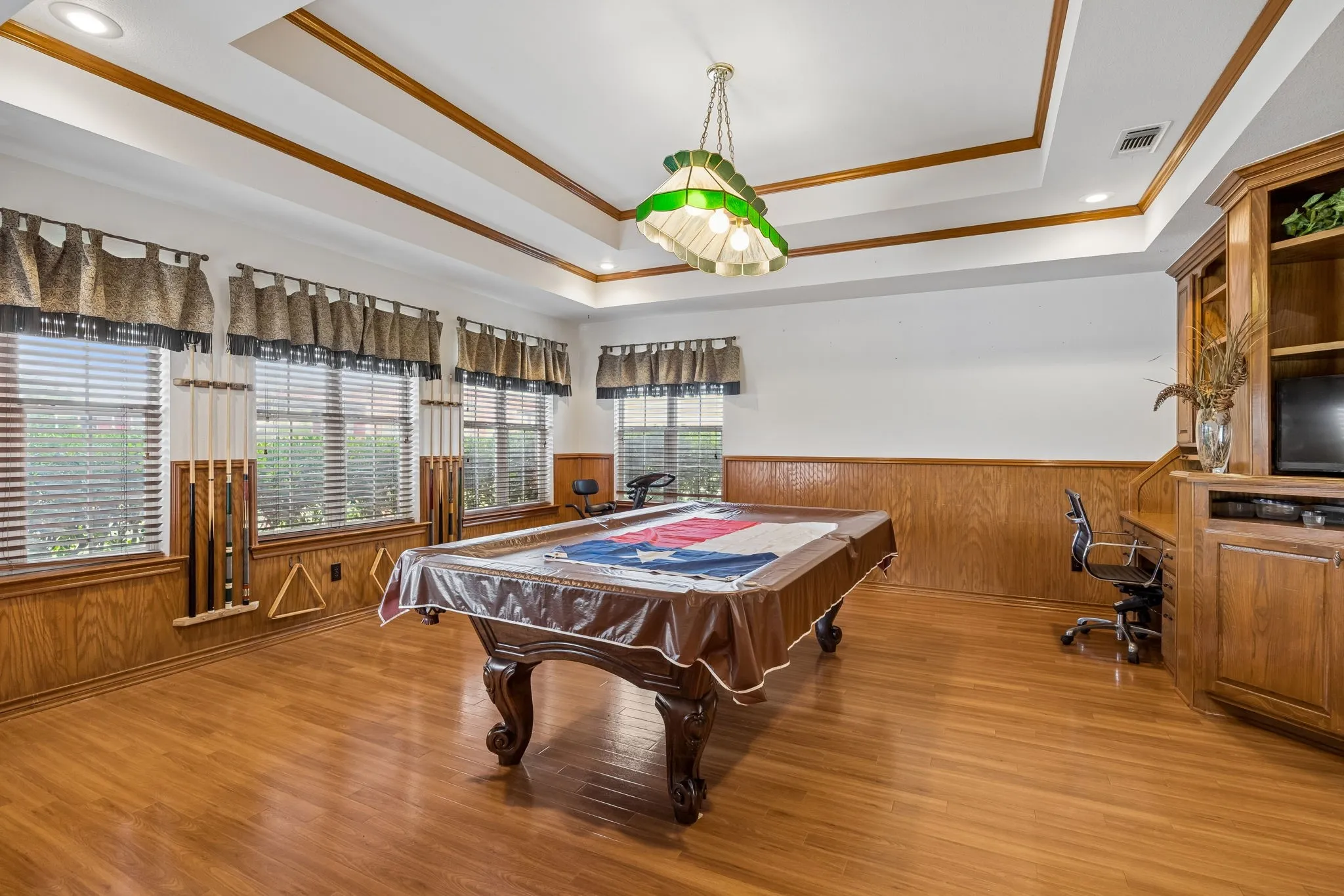 Single Family Residence For Sale in Ellis County , 4210 Whitehead Road, Midlothian, Texas 76065, 3 Bedrooms, 3 Bathrooms, 3 Garage spaces, 2,610 Sqft, built in 1997, Price $700,000, mls#21308796, Real Estate Agent in Midlothian, Homes For Sale in Ellis county, Homes For Sale in Midlothian, Realtor in Midlothian Texas, Real Estate Brokerage Independent Realty Texas, Luminita Cordes Realtor