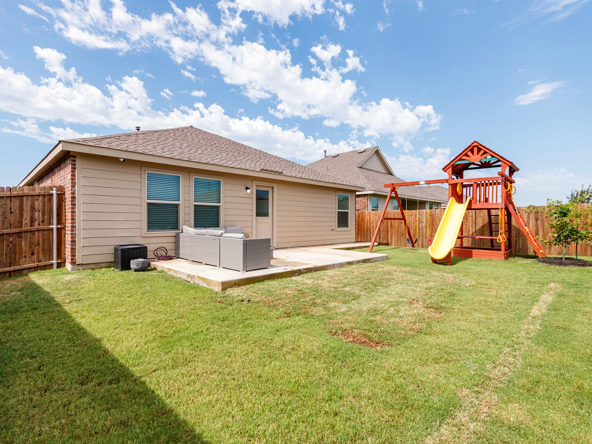 Plenty of yard for playing!