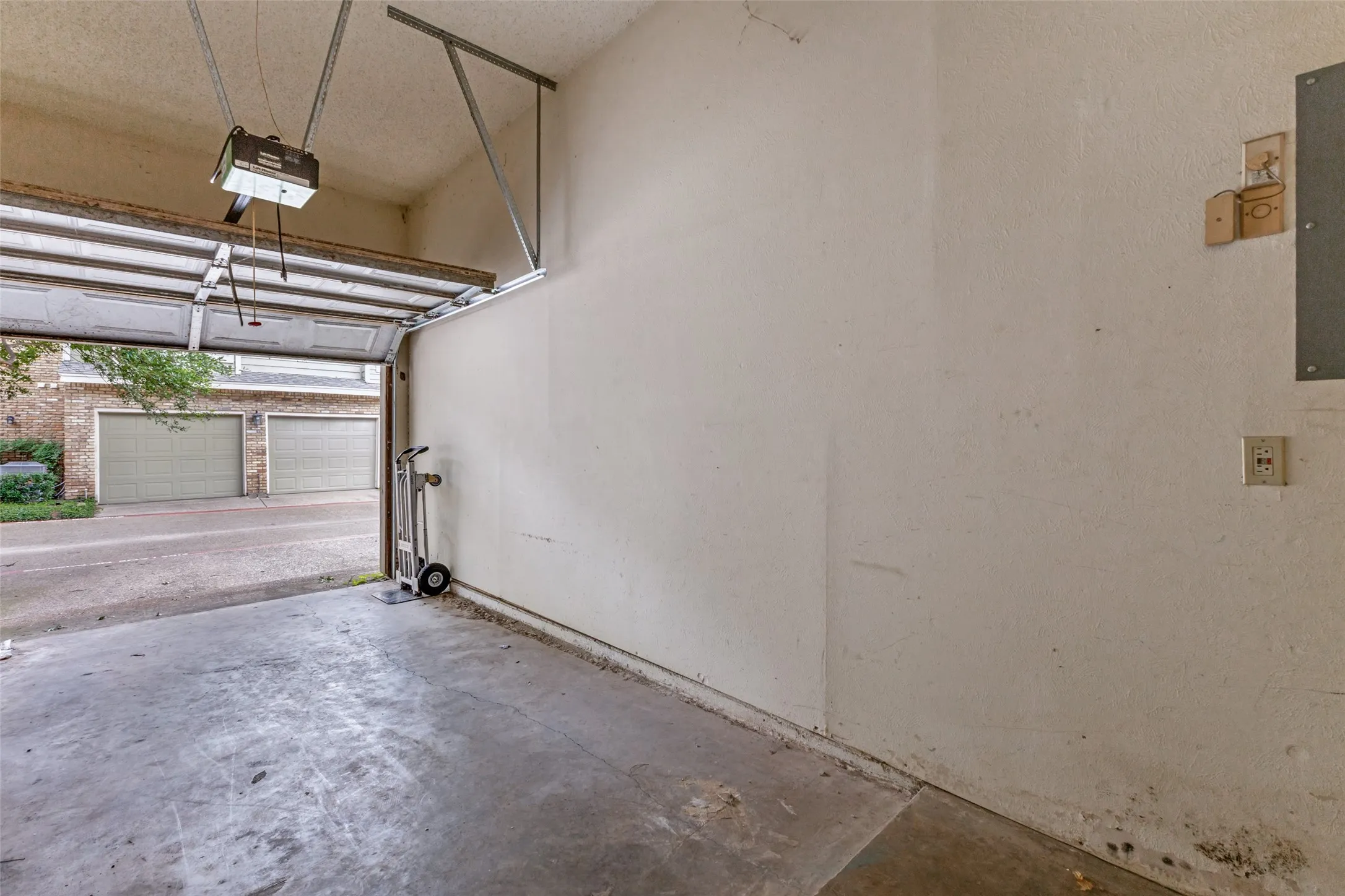 Condominium For Sale in Dallas County , 7151 Gaston Avenue 802, Dallas, Texas 75214, 2 Bedroom, 3 Bathroom, 1 Garage spaces, 1,087 Sqft, built in 1983, mls#21309829, Real Estate Agent in Dallas, Homes For Sale in Dallas county, Homes For Sale in Dallas, Realtor in Dallas Texas, Real Estate Brokerage Independent Realty Texas, Luminita Cordes Realtor