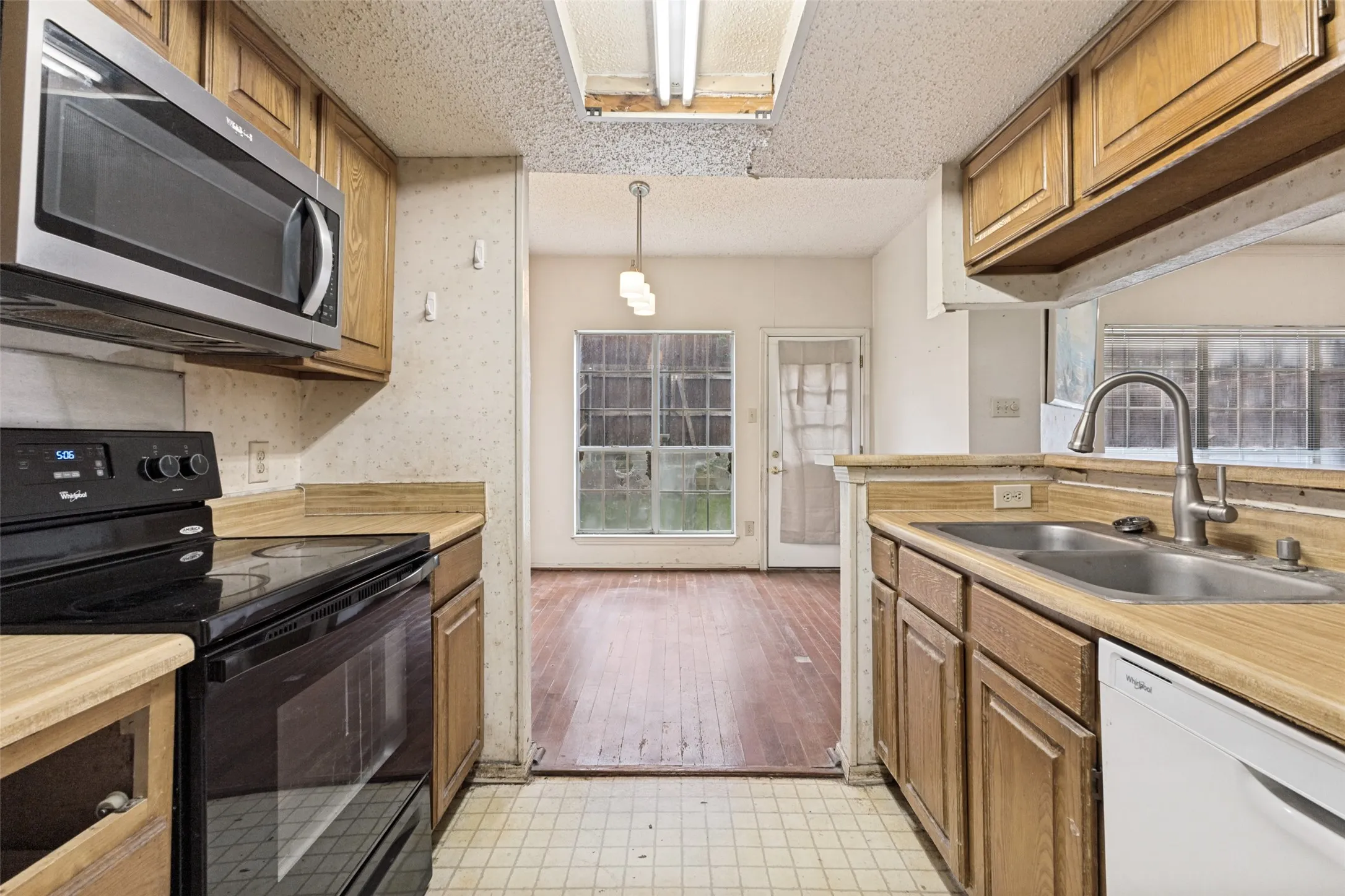 Condominium For Sale in Dallas County , 7151 Gaston Avenue 802, Dallas, Texas 75214, 2 Bedroom, 3 Bathroom, 1 Garage spaces, 1,087 Sqft, built in 1983, mls#21309829, Real Estate Agent in Dallas, Homes For Sale in Dallas county, Homes For Sale in Dallas, Realtor in Dallas Texas, Real Estate Brokerage Independent Realty Texas, Luminita Cordes Realtor