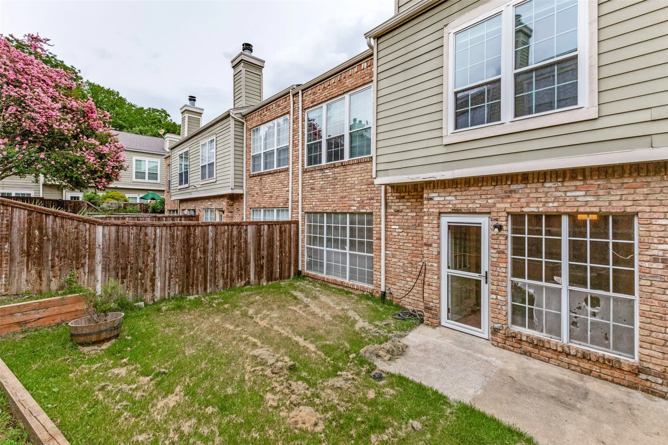 Condominium For Sale in Dallas County , 7151 Gaston Avenue 802, Dallas, Texas 75214, 2 Bedroom, 3 Bathroom, 1 Garage spaces, 1,087 Sqft, built in 1983, mls#21309829, Real Estate Agent in Dallas, Homes For Sale in Dallas county, Homes For Sale in Dallas, Realtor in Dallas Texas, Real Estate Brokerage Independent Realty Texas, Luminita Cordes Realtor