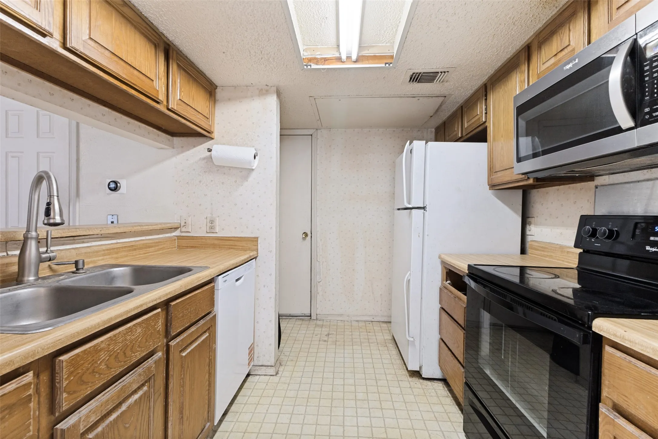Condominium For Sale in Dallas County , 7151 Gaston Avenue 802, Dallas, Texas 75214, 2 Bedroom, 3 Bathroom, 1 Garage spaces, 1,087 Sqft, built in 1983, mls#21309829, Real Estate Agent in Dallas, Homes For Sale in Dallas county, Homes For Sale in Dallas, Realtor in Dallas Texas, Real Estate Brokerage Independent Realty Texas, Luminita Cordes Realtor