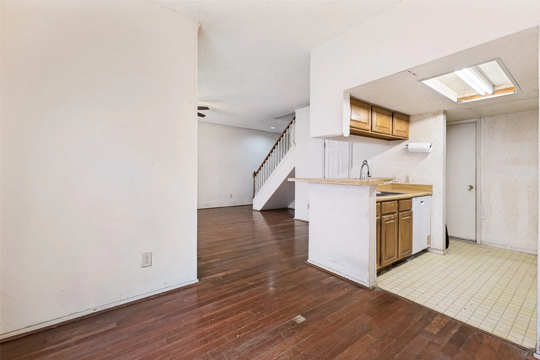 Condominium For Sale in Dallas County , 7151 Gaston Avenue 802, Dallas, Texas 75214, 2 Bedroom, 3 Bathroom, 1 Garage spaces, 1,087 Sqft, built in 1983, mls#21309829, Real Estate Agent in Dallas, Homes For Sale in Dallas county, Homes For Sale in Dallas, Realtor in Dallas Texas, Real Estate Brokerage Independent Realty Texas, Luminita Cordes Realtor