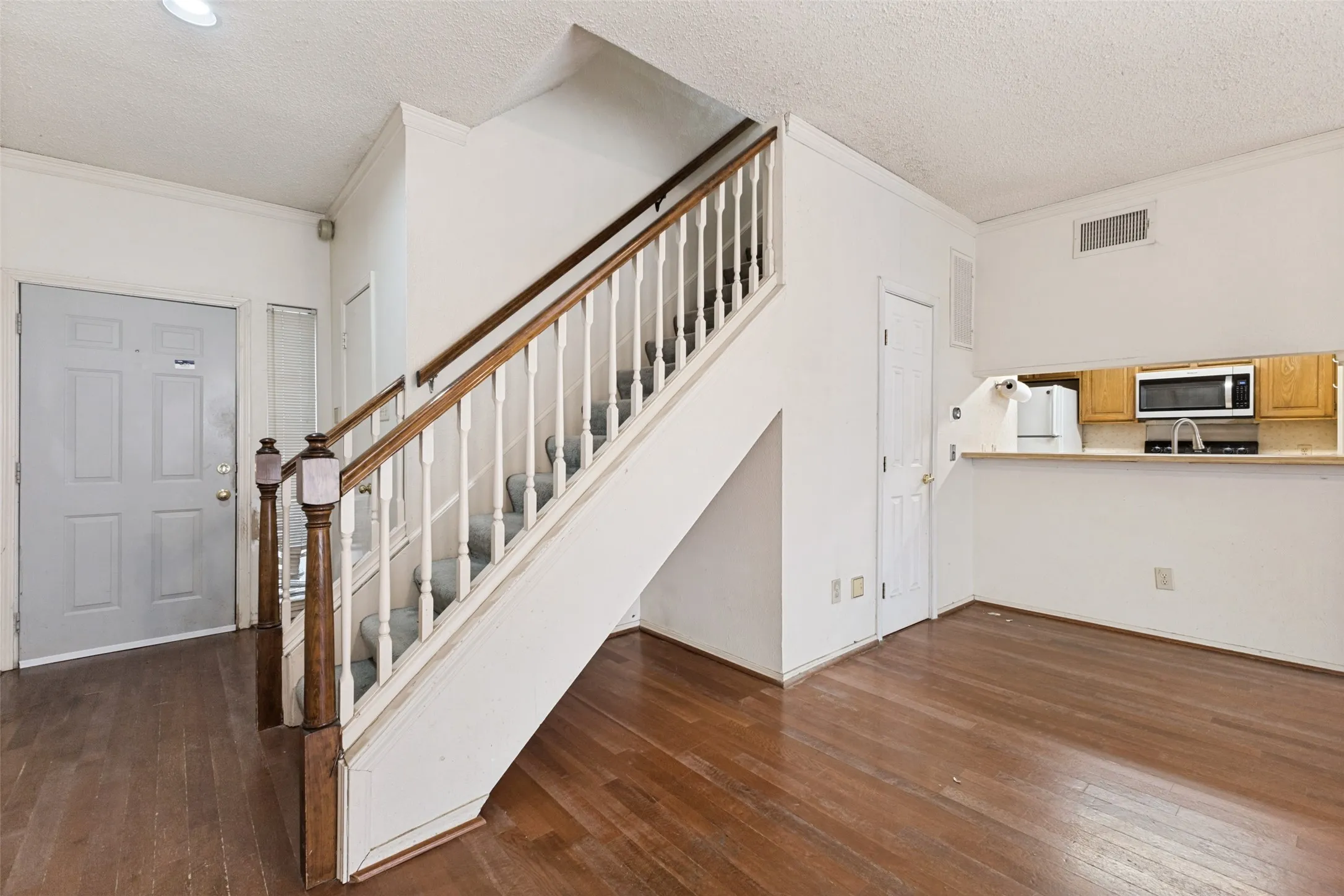 Condominium For Sale in Dallas County , 7151 Gaston Avenue 802, Dallas, Texas 75214, 2 Bedroom, 3 Bathroom, 1 Garage spaces, 1,087 Sqft, built in 1983, mls#21309829, Real Estate Agent in Dallas, Homes For Sale in Dallas county, Homes For Sale in Dallas, Realtor in Dallas Texas, Real Estate Brokerage Independent Realty Texas, Luminita Cordes Realtor