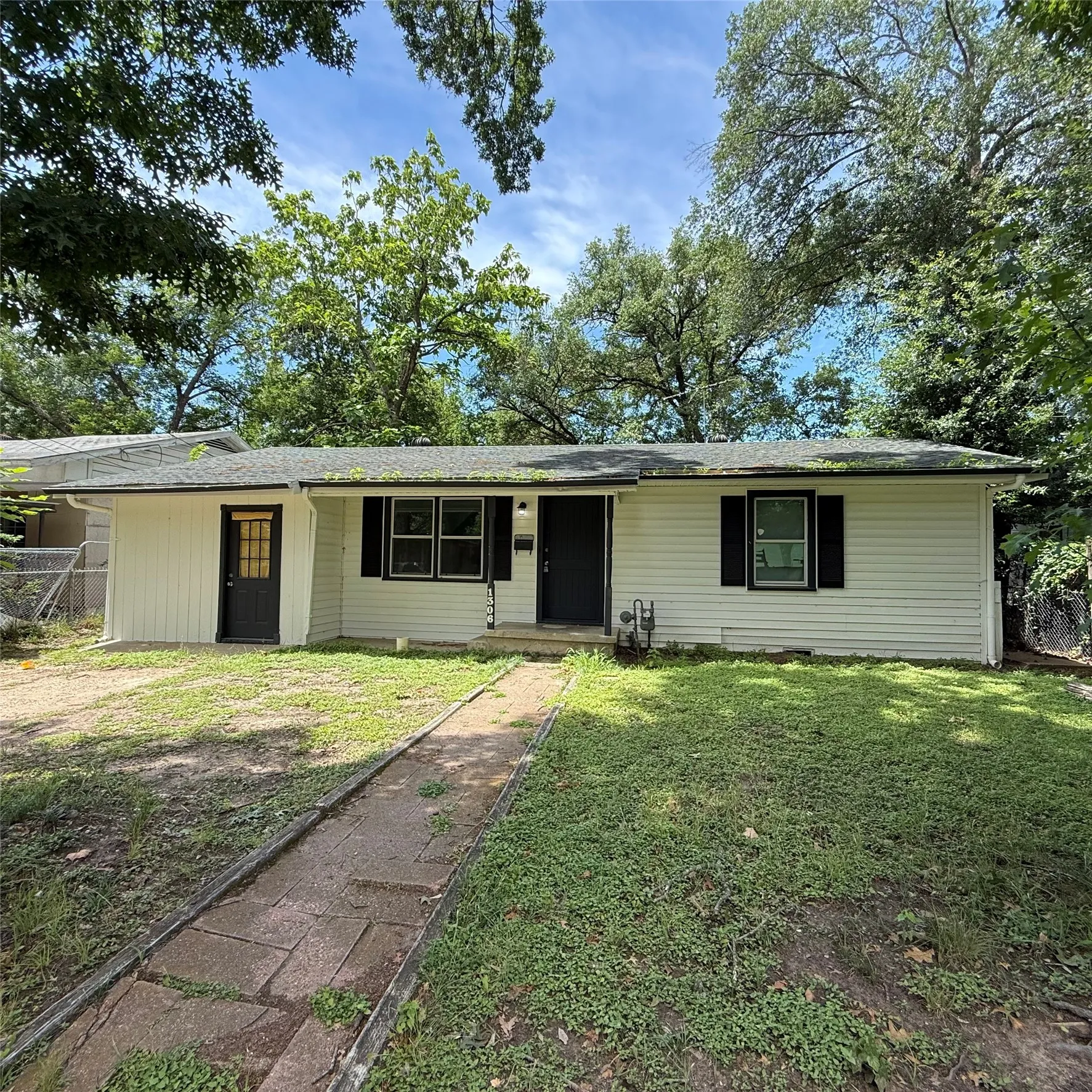 Single Family Residence For Sale in Navarro County , 1306 Liveoak Avenue, Corsicana, Texas 75110, 3 Bedrooms, 1 Bathroom, 2 Garage spaces, 1,080 Sqft, built in 1950, Price $150,000, mls#21312510, Real Estate Agent in Corsicana, Homes For Sale in Navarro county, Homes For Sale in Corsicana, Realtor in Corsicana Texas, Real Estate Brokerage Independent Realty Texas, Luminita Cordes Realtor