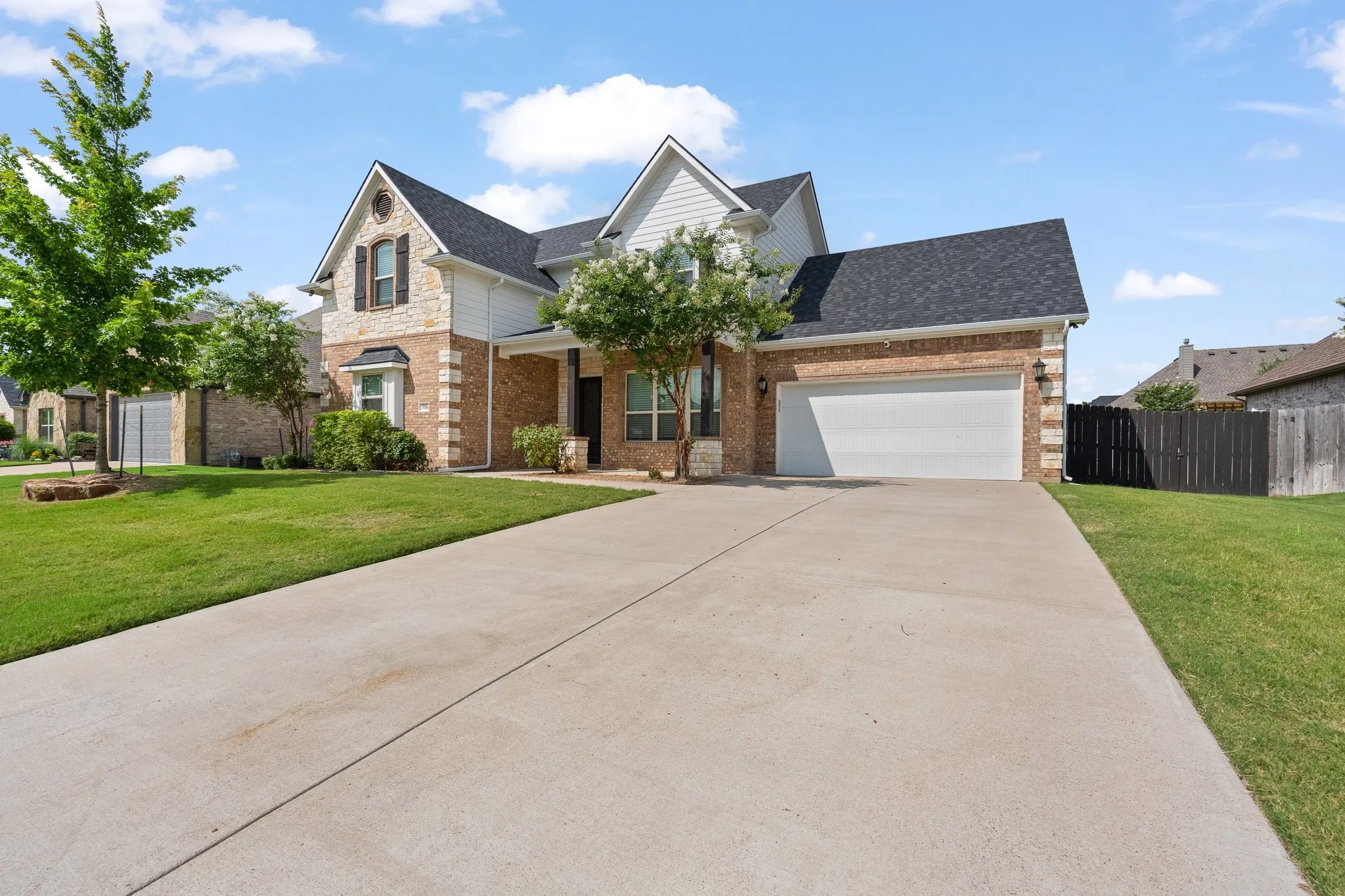 Single Family Residence For Sale in Johnson County , 906 Bent Wood Lane, Cleburne, Texas 76033, 3 Bedroom, 3 Bathroom, 2 Garage spaces, 2,174 Sqft, built in 2019, mls#21312524, Real Estate Agent in Cleburne, Homes For Sale in Johnson county, Homes For Sale in Cleburne, Realtor in Cleburne Texas, Real Estate Brokerage Independent Realty Texas, Luminita Cordes Realtor