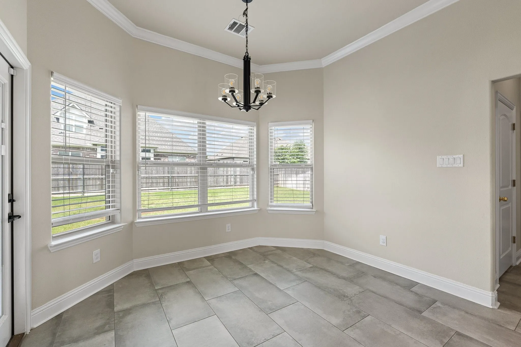 Single Family Residence For Sale in Johnson County , 906 Bent Wood Lane, Cleburne, Texas 76033, 3 Bedroom, 3 Bathroom, 2 Garage spaces, 2,174 Sqft, built in 2019, mls#21312524, Real Estate Agent in Cleburne, Homes For Sale in Johnson county, Homes For Sale in Cleburne, Realtor in Cleburne Texas, Real Estate Brokerage Independent Realty Texas, Luminita Cordes Realtor