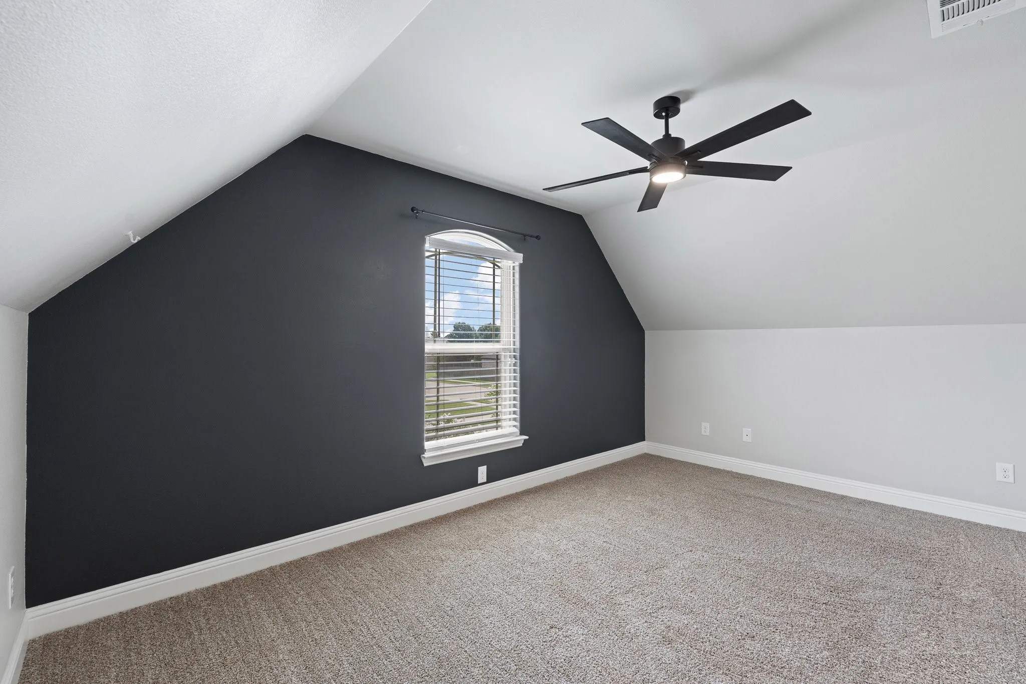 Single Family Residence For Sale in Johnson County , 906 Bent Wood Lane, Cleburne, Texas 76033, 3 Bedroom, 3 Bathroom, 2 Garage spaces, 2,174 Sqft, built in 2019, mls#21312524, Real Estate Agent in Cleburne, Homes For Sale in Johnson county, Homes For Sale in Cleburne, Realtor in Cleburne Texas, Real Estate Brokerage Independent Realty Texas, Luminita Cordes Realtor