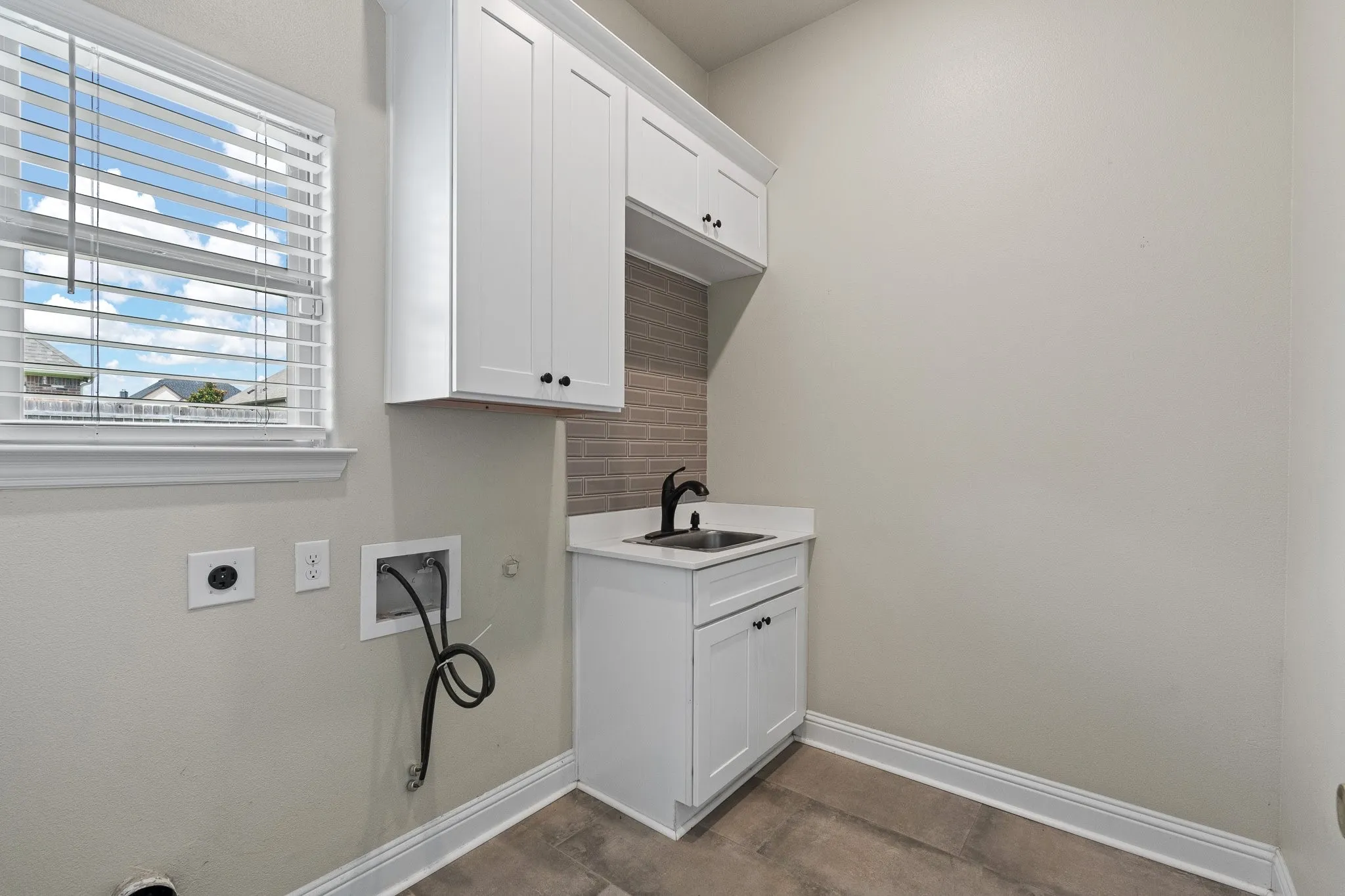 Single Family Residence For Sale in Johnson County , 906 Bent Wood Lane, Cleburne, Texas 76033, 3 Bedroom, 3 Bathroom, 2 Garage spaces, 2,174 Sqft, built in 2019, mls#21312524, Real Estate Agent in Cleburne, Homes For Sale in Johnson county, Homes For Sale in Cleburne, Realtor in Cleburne Texas, Real Estate Brokerage Independent Realty Texas, Luminita Cordes Realtor