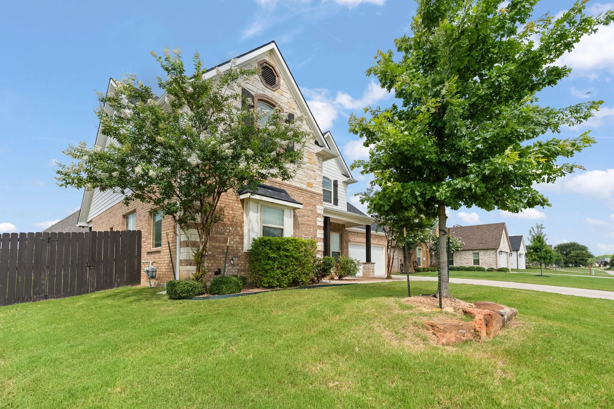 Single Family Residence For Sale in Johnson County , 906 Bent Wood Lane, Cleburne, Texas 76033, 3 Bedroom, 3 Bathroom, 2 Garage spaces, 2,174 Sqft, built in 2019, mls#21312524, Real Estate Agent in Cleburne, Homes For Sale in Johnson county, Homes For Sale in Cleburne, Realtor in Cleburne Texas, Real Estate Brokerage Independent Realty Texas, Luminita Cordes Realtor