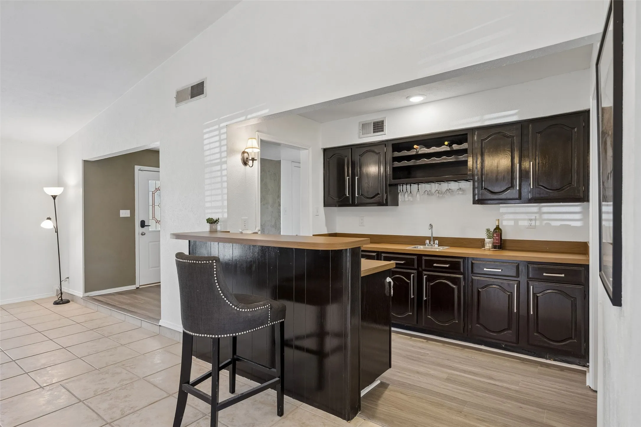 Single Family Residence For Sale in Denton County , 3004 Yorkshire Court, Flower Mound, Texas 75028, 4 Bedroom, 2 Bathroom, 2 Garage spaces, 2,085 Sqft, built in 1984, mls#21306136, Real Estate Agent in Flower Mound, Homes For Sale in Denton county, Homes For Sale in Flower Mound, Realtor in Flower Mound Texas, Real Estate Brokerage Independent Realty Texas, Luminita Cordes Realtor