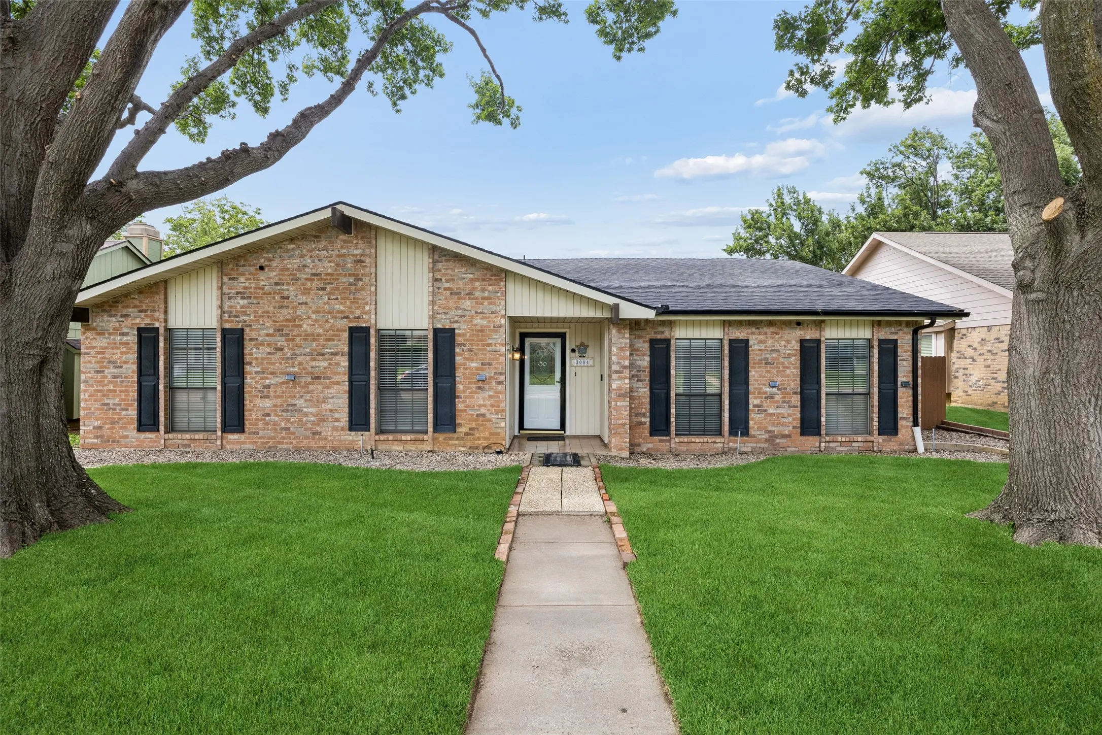 Single Family Residence For Sale in Denton County , 3004 Yorkshire Court, Flower Mound, Texas 75028, 4 Bedroom, 2 Bathroom, 2 Garage spaces, 2,085 Sqft, built in 1984, mls#21306136, Real Estate Agent in Flower Mound, Homes For Sale in Denton county, Homes For Sale in Flower Mound, Realtor in Flower Mound Texas, Real Estate Brokerage Independent Realty Texas, Luminita Cordes Realtor