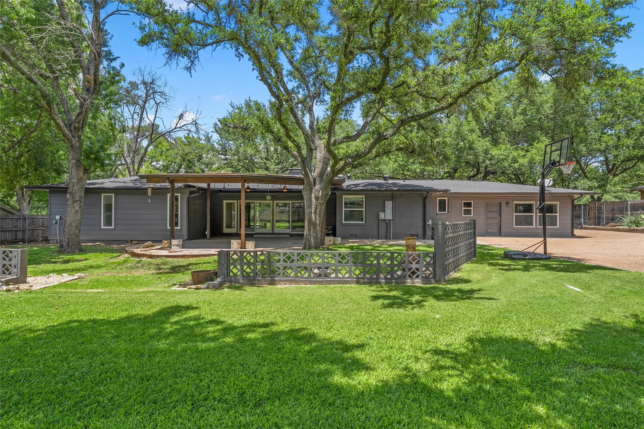 Single Family Residence For Sale in Mc Lennan County , 4916 Ridgeview Drive, Waco, Texas 76710, 3 Bedroom, 4 Bathroom, Garage spaces, 2,964 Sqft, built in 1954, mls#21310926, Real Estate Agent in Waco, Homes For Sale in Mc Lennan county, Homes For Sale in Waco, Realtor in Waco Texas, Real Estate Brokerage Independent Realty Texas, Luminita Cordes Realtor