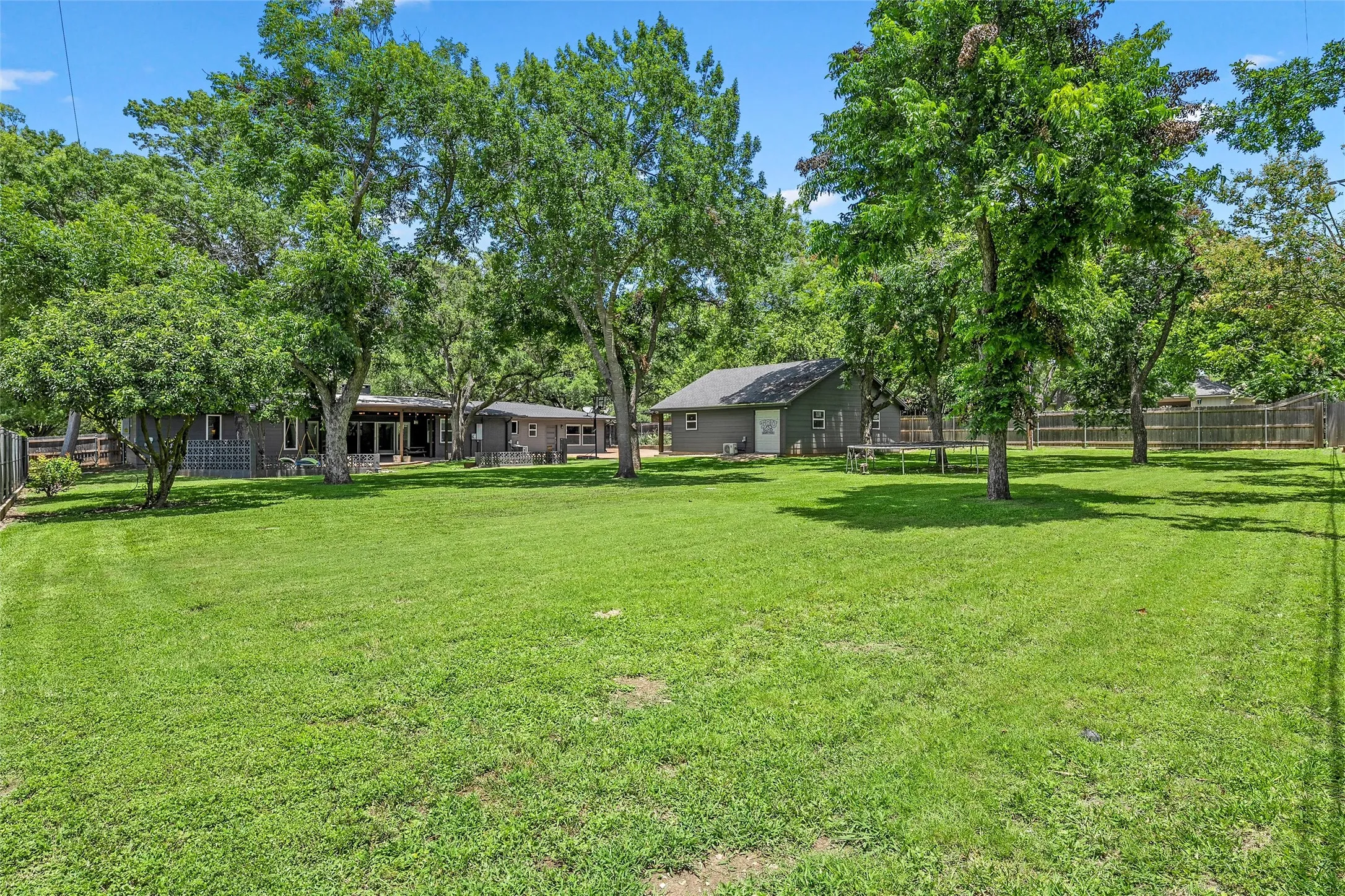 Single Family Residence For Sale in Mc Lennan County , 4916 Ridgeview Drive, Waco, Texas 76710, 3 Bedroom, 4 Bathroom, Garage spaces, 2,964 Sqft, built in 1954, mls#21310926, Real Estate Agent in Waco, Homes For Sale in Mc Lennan county, Homes For Sale in Waco, Realtor in Waco Texas, Real Estate Brokerage Independent Realty Texas, Luminita Cordes Realtor
