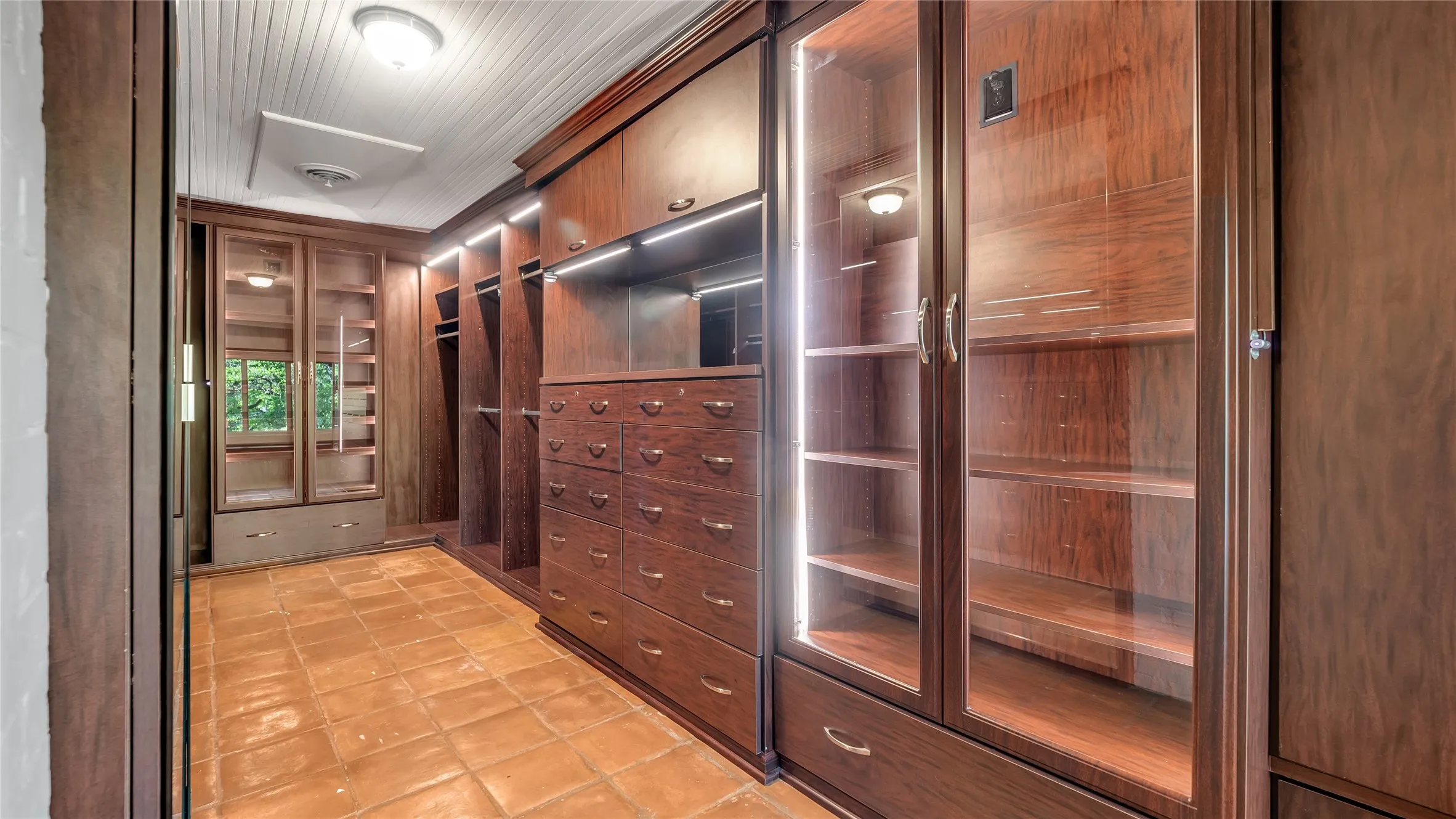 Apartment For Rent in Dallas County , 4529 Westway Avenue, Highland Park, Texas 75205, 3 Bedrooms, 2 Bathrooms, 2 Garage spaces, 2,403 Sqft, built in 1936, Price $4,700, mls#21310044, Real Estate Agent in Highland Park, Homes For Rent in Dallas county, Homes For Rent in Highland Park, Realtor in Highland Park Texas, Real Estate Brokerage Independent Realty Texas, Luminita Cordes Realtor