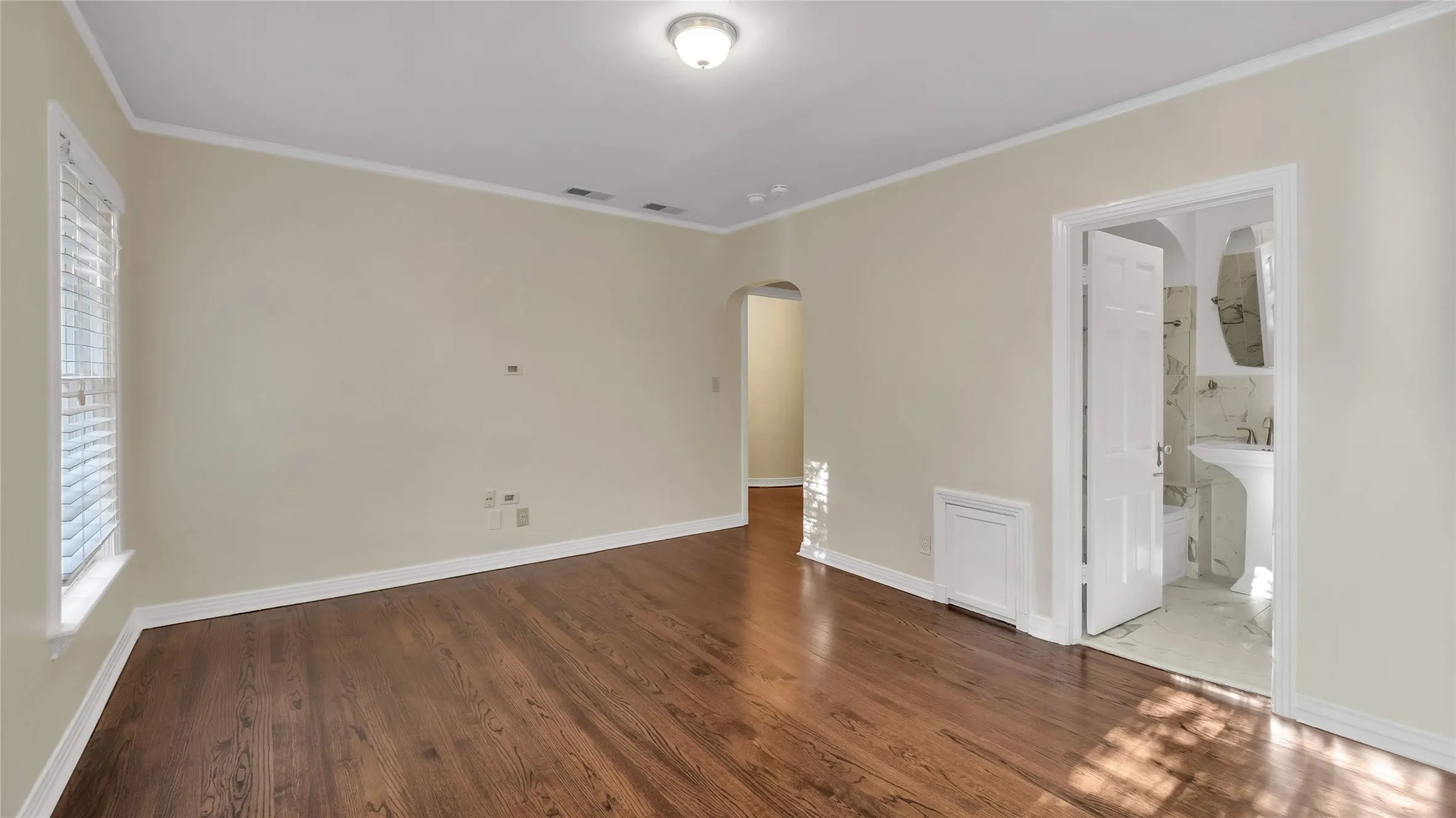 Apartment For Rent in Dallas County , 4529 Westway Avenue, Highland Park, Texas 75205, 3 Bedrooms, 2 Bathrooms, 2 Garage spaces, 2,403 Sqft, built in 1936, Price $4,700, mls#21310044, Real Estate Agent in Highland Park, Homes For Rent in Dallas county, Homes For Rent in Highland Park, Realtor in Highland Park Texas, Real Estate Brokerage Independent Realty Texas, Luminita Cordes Realtor
