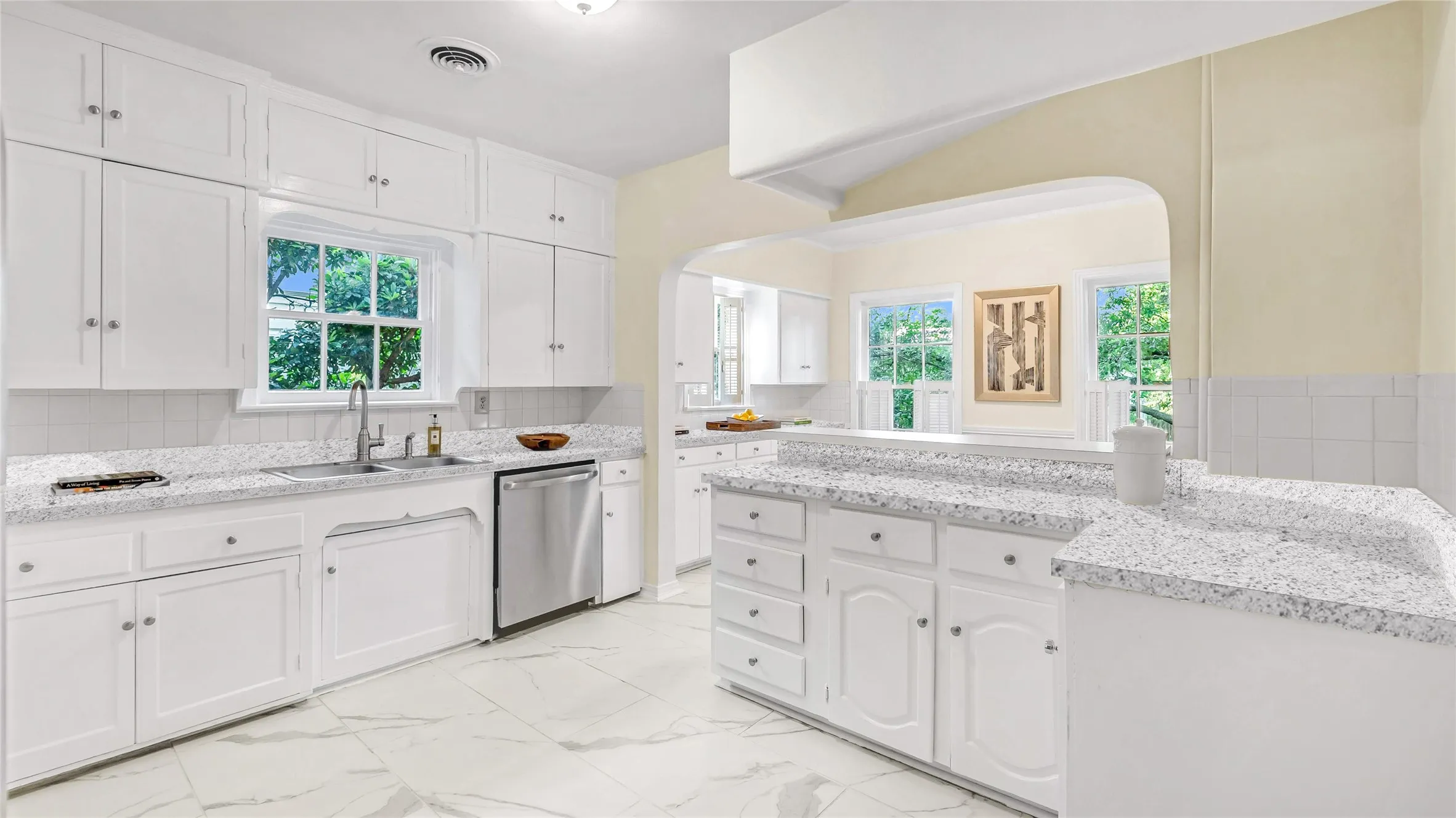 Apartment For Rent in Dallas County , 4529 Westway Avenue, Highland Park, Texas 75205, 3 Bedrooms, 2 Bathrooms, 2 Garage spaces, 2,403 Sqft, built in 1936, Price $4,700, mls#21310044, Real Estate Agent in Highland Park, Homes For Rent in Dallas county, Homes For Rent in Highland Park, Realtor in Highland Park Texas, Real Estate Brokerage Independent Realty Texas, Luminita Cordes Realtor