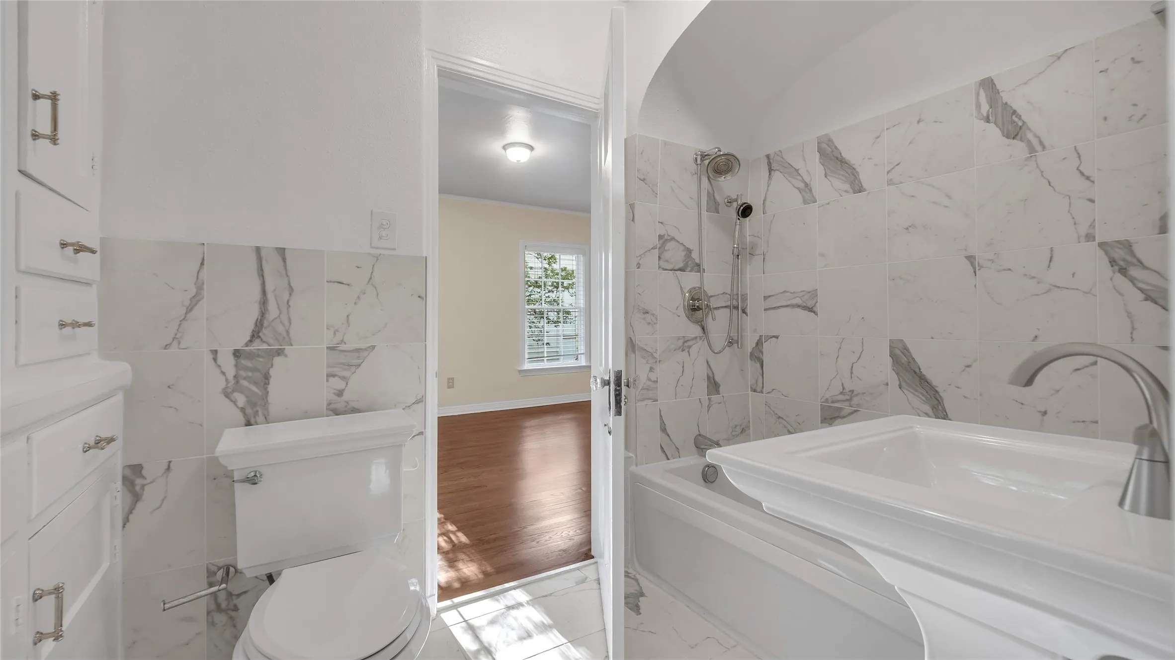 Apartment For Rent in Dallas County , 4529 Westway Avenue, Highland Park, Texas 75205, 3 Bedrooms, 2 Bathrooms, 2 Garage spaces, 2,403 Sqft, built in 1936, Price $4,700, mls#21310044, Real Estate Agent in Highland Park, Homes For Rent in Dallas county, Homes For Rent in Highland Park, Realtor in Highland Park Texas, Real Estate Brokerage Independent Realty Texas, Luminita Cordes Realtor
