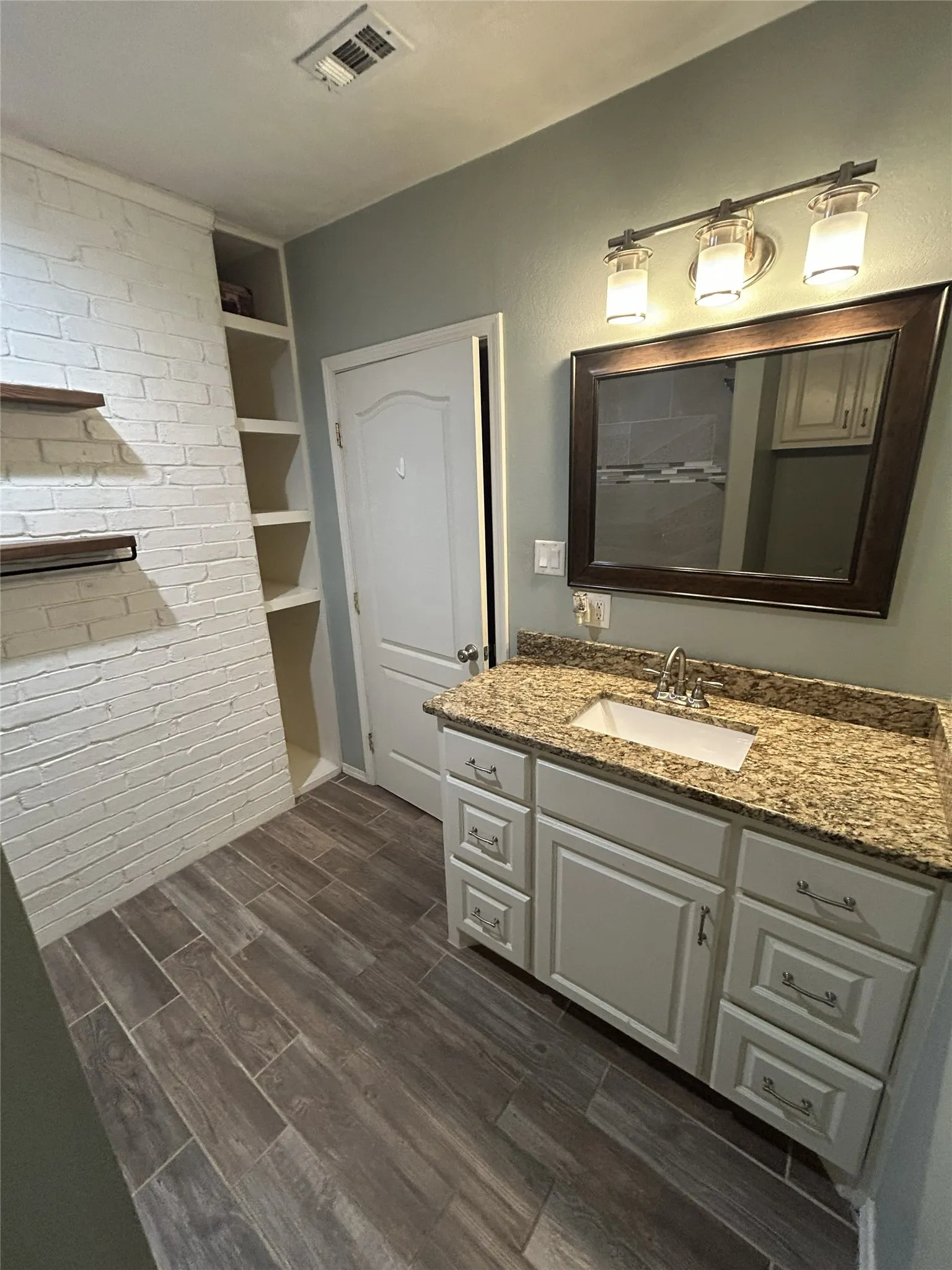 Single Family Residence For Sale in Franklin (TX) County , 601 Highland Oaks Street, Mount Vernon, Texas 75457, 5 Bedroom, 3 Bathroom, Garage spaces, 2,429 Sqft, built in 1987, mls#21286477, Real Estate Agent in Mount Vernon, Homes For Sale in Franklin (TX) county, Homes For Sale in Mount Vernon, Realtor in Mount Vernon Texas, Real Estate Brokerage Independent Realty Texas, Luminita Cordes Realtor