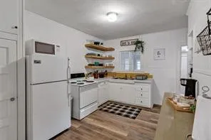 Single Family Residence For Sale in Hood County , 201 S Jones Street, Granbury, Texas 76048, 4 Bedroom, 3 Bathroom, Garage spaces, 3,129 Sqft, built in 1943, mls#21308130, Real Estate Agent in Granbury, Homes For Sale in Hood county, Homes For Sale in Granbury, Realtor in Granbury Texas, Real Estate Brokerage Independent Realty Texas, Luminita Cordes Realtor