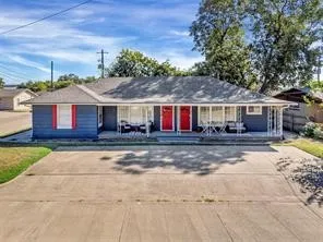 Single Family Residence For Sale in Hood County , 201 S Jones Street, Granbury, Texas 76048, 4 Bedroom, 3 Bathroom, Garage spaces, 3,129 Sqft, built in 1943, mls#21308130, Real Estate Agent in Granbury, Homes For Sale in Hood county, Homes For Sale in Granbury, Realtor in Granbury Texas, Real Estate Brokerage Independent Realty Texas, Luminita Cordes Realtor