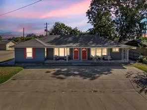 Single Family Residence For Sale in Hood County , 201 S Jones Street, Granbury, Texas 76048, 4 Bedroom, 3 Bathroom, Garage spaces, 3,129 Sqft, built in 1943, mls#21308130, Real Estate Agent in Granbury, Homes For Sale in Hood county, Homes For Sale in Granbury, Realtor in Granbury Texas, Real Estate Brokerage Independent Realty Texas, Luminita Cordes Realtor