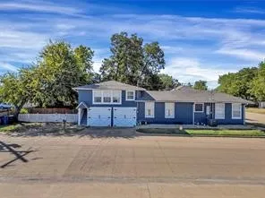 Single Family Residence For Sale in Hood County , 201 S Jones Street, Granbury, Texas 76048, 4 Bedroom, 3 Bathroom, Garage spaces, 3,129 Sqft, built in 1943, mls#21308130, Real Estate Agent in Granbury, Homes For Sale in Hood county, Homes For Sale in Granbury, Realtor in Granbury Texas, Real Estate Brokerage Independent Realty Texas, Luminita Cordes Realtor