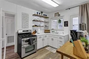 Single Family Residence For Sale in Hood County , 201 S Jones Street, Granbury, Texas 76048, 4 Bedroom, 3 Bathroom, Garage spaces, 3,129 Sqft, built in 1943, mls#21308130, Real Estate Agent in Granbury, Homes For Sale in Hood county, Homes For Sale in Granbury, Realtor in Granbury Texas, Real Estate Brokerage Independent Realty Texas, Luminita Cordes Realtor