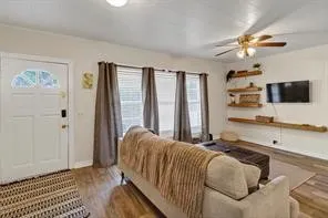 Single Family Residence For Sale in Hood County , 201 S Jones Street, Granbury, Texas 76048, 4 Bedroom, 3 Bathroom, Garage spaces, 3,129 Sqft, built in 1943, mls#21308130, Real Estate Agent in Granbury, Homes For Sale in Hood county, Homes For Sale in Granbury, Realtor in Granbury Texas, Real Estate Brokerage Independent Realty Texas, Luminita Cordes Realtor