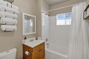 Single Family Residence For Sale in Hood County , 201 S Jones Street, Granbury, Texas 76048, 4 Bedroom, 3 Bathroom, Garage spaces, 3,129 Sqft, built in 1943, mls#21308130, Real Estate Agent in Granbury, Homes For Sale in Hood county, Homes For Sale in Granbury, Realtor in Granbury Texas, Real Estate Brokerage Independent Realty Texas, Luminita Cordes Realtor