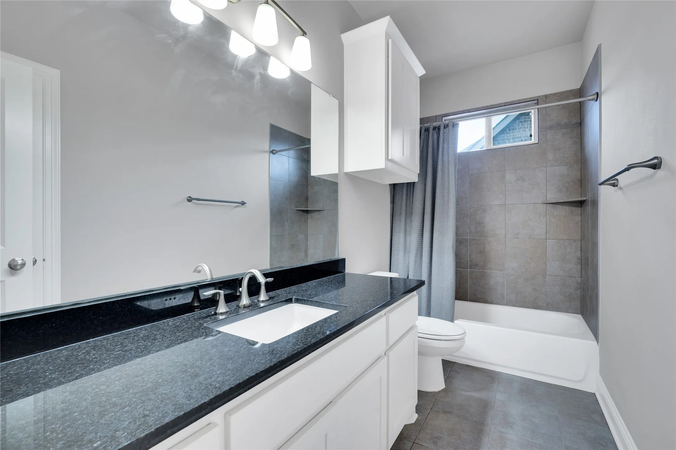 Single Family Residence For Sale in Tarrant County , 6409 Vintage Lake Drive, Arlington, Texas 76016, 4 Bedroom, 3 Bathroom, 2 Garage spaces, 3,029 Sqft, built in 2017, mls#21312553, Real Estate Agent in Arlington, Homes For Sale in Tarrant county, Homes For Sale in Arlington, Realtor in Arlington Texas, Real Estate Brokerage Independent Realty Texas, Luminita Cordes Realtor