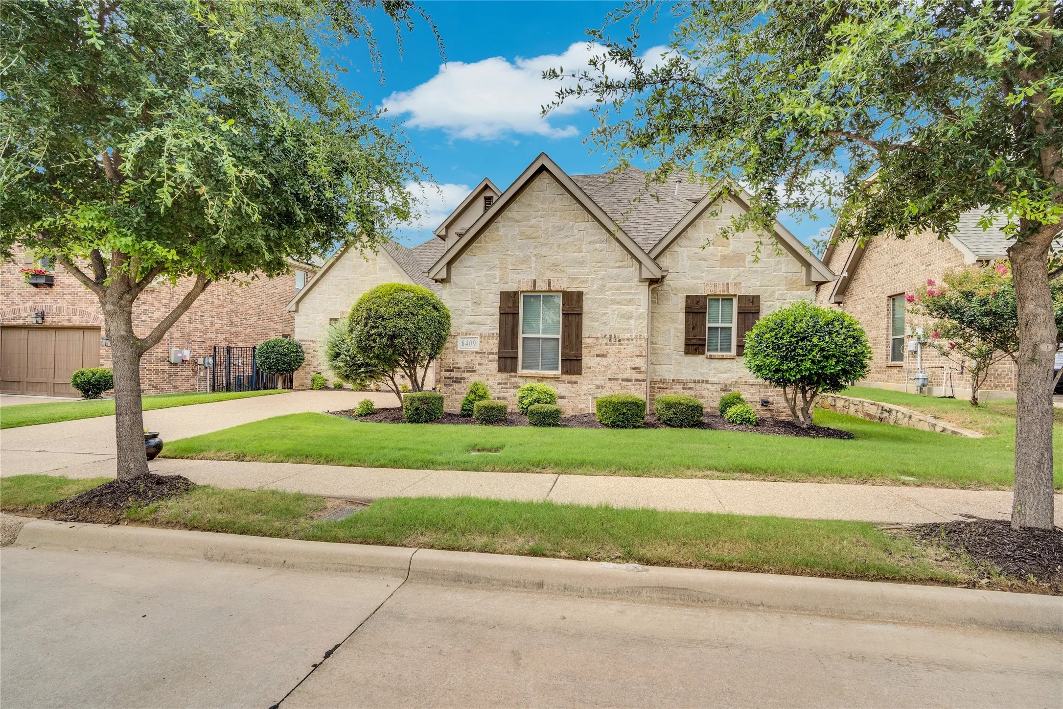 Single Family Residence For Sale in Tarrant County , 6409 Vintage Lake Drive, Arlington, Texas 76016, 4 Bedroom, 3 Bathroom, 2 Garage spaces, 3,029 Sqft, built in 2017, mls#21312553, Real Estate Agent in Arlington, Homes For Sale in Tarrant county, Homes For Sale in Arlington, Realtor in Arlington Texas, Real Estate Brokerage Independent Realty Texas, Luminita Cordes Realtor