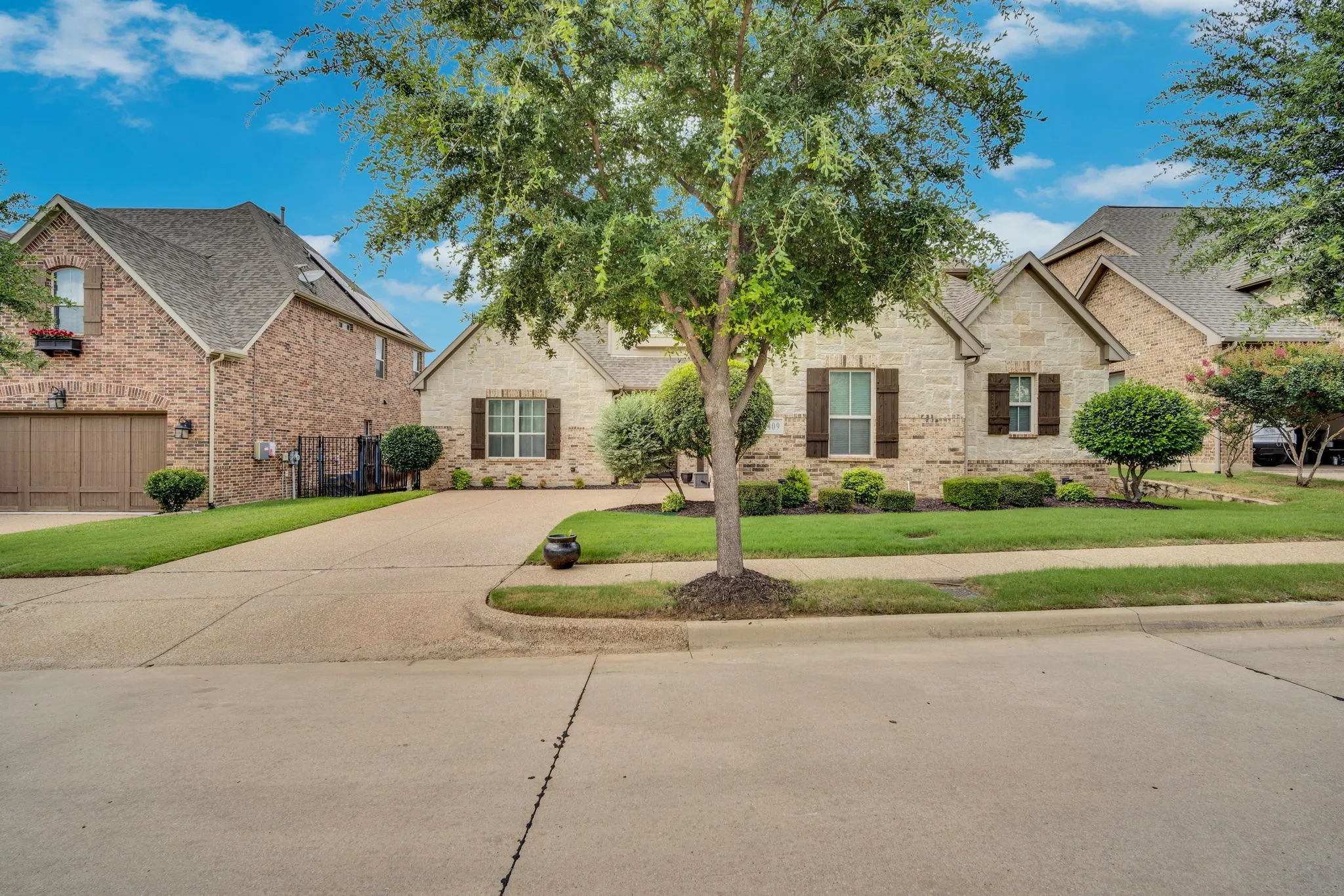 Single Family Residence For Sale in Tarrant County , 6409 Vintage Lake Drive, Arlington, Texas 76016, 4 Bedroom, 3 Bathroom, 2 Garage spaces, 3,029 Sqft, built in 2017, mls#21312553, Real Estate Agent in Arlington, Homes For Sale in Tarrant county, Homes For Sale in Arlington, Realtor in Arlington Texas, Real Estate Brokerage Independent Realty Texas, Luminita Cordes Realtor