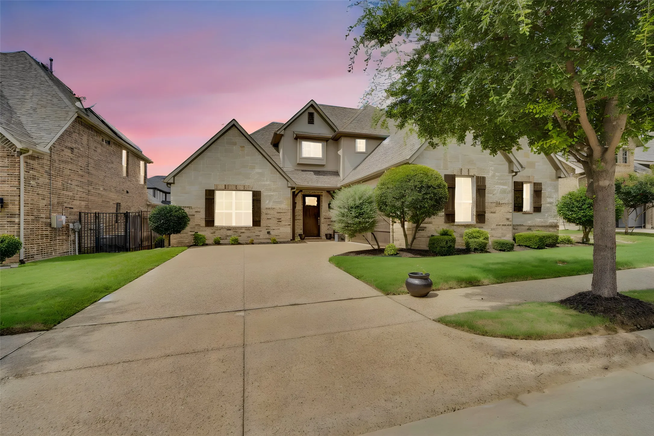 Single Family Residence For Sale in Tarrant County , 6409 Vintage Lake Drive, Arlington, Texas 76016, 4 Bedroom, 3 Bathroom, 2 Garage spaces, 3,029 Sqft, built in 2017, mls#21312553, Real Estate Agent in Arlington, Homes For Sale in Tarrant county, Homes For Sale in Arlington, Realtor in Arlington Texas, Real Estate Brokerage Independent Realty Texas, Luminita Cordes Realtor