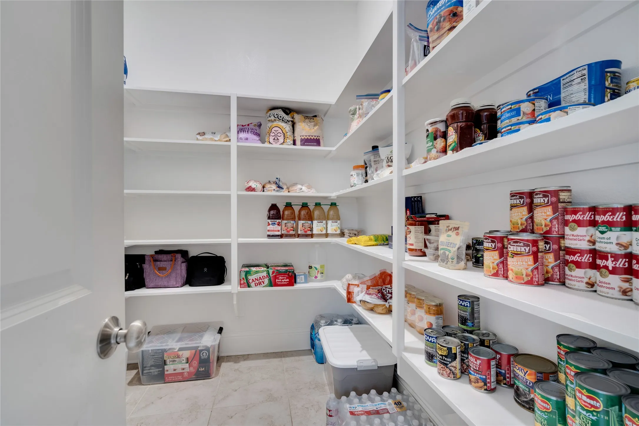 Single Family Residence For Sale in Tarrant County , 6409 Vintage Lake Drive, Arlington, Texas 76016, 4 Bedroom, 3 Bathroom, 2 Garage spaces, 3,029 Sqft, built in 2017, mls#21312553, Real Estate Agent in Arlington, Homes For Sale in Tarrant county, Homes For Sale in Arlington, Realtor in Arlington Texas, Real Estate Brokerage Independent Realty Texas, Luminita Cordes Realtor