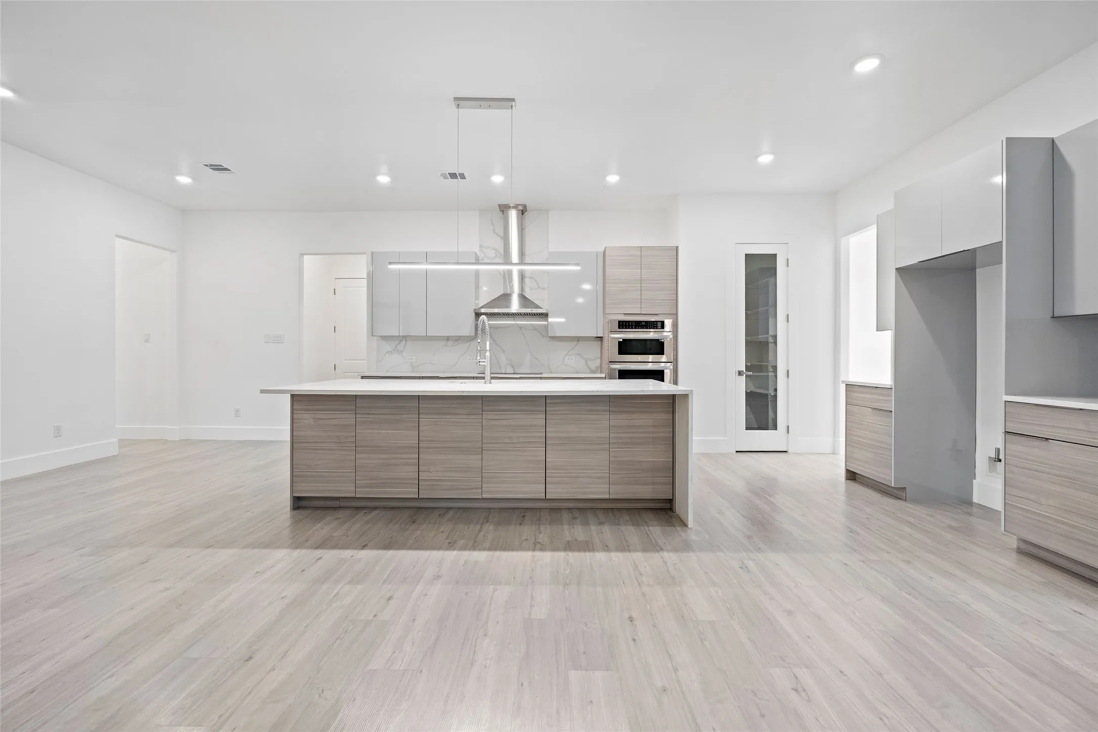 Single Family Residence For Sale in Tarrant County , 7611 Awadi Court, Arlington, Texas 76001, 4 Bedroom, 5 Bathroom, 3 Garage spaces, 3,774 Sqft, built in 2023, mls#21303893, Real Estate Agent in Arlington, Homes For Sale in Tarrant county, Homes For Sale in Arlington, Realtor in Arlington Texas, Real Estate Brokerage Independent Realty Texas, Luminita Cordes Realtor
