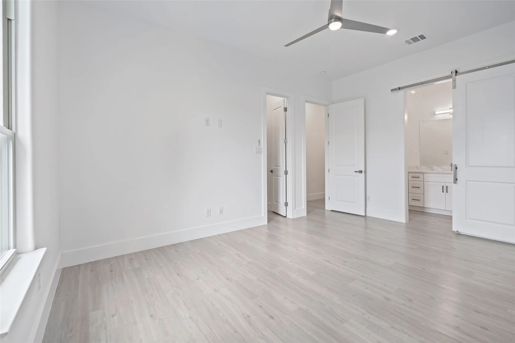 Single Family Residence For Sale in Tarrant County , 7611 Awadi Court, Arlington, Texas 76001, 4 Bedroom, 5 Bathroom, 3 Garage spaces, 3,774 Sqft, built in 2023, mls#21303893, Real Estate Agent in Arlington, Homes For Sale in Tarrant county, Homes For Sale in Arlington, Realtor in Arlington Texas, Real Estate Brokerage Independent Realty Texas, Luminita Cordes Realtor