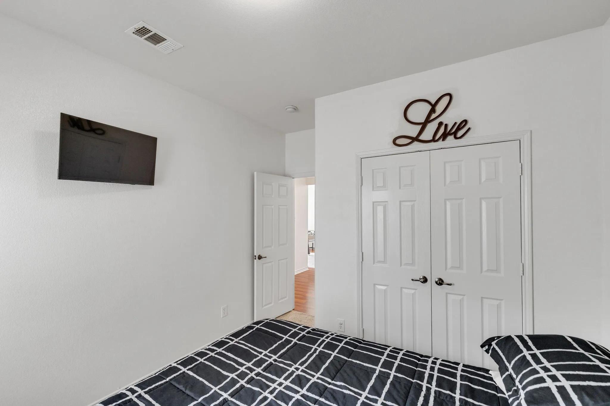Single Family Residence For Sale in Collin County , 7004 Cotton Seed Drive, Mc Kinney, Texas 75070, 3 Bedroom, 2 Bathroom, 2 Garage spaces, 1,785 Sqft, built in 2007, mls#21309611, Real Estate Agent in Mc Kinney, Homes For Sale in Collin county, Homes For Sale in Mc Kinney, Realtor in Mc Kinney Texas, Real Estate Brokerage Independent Realty Texas, Luminita Cordes Realtor