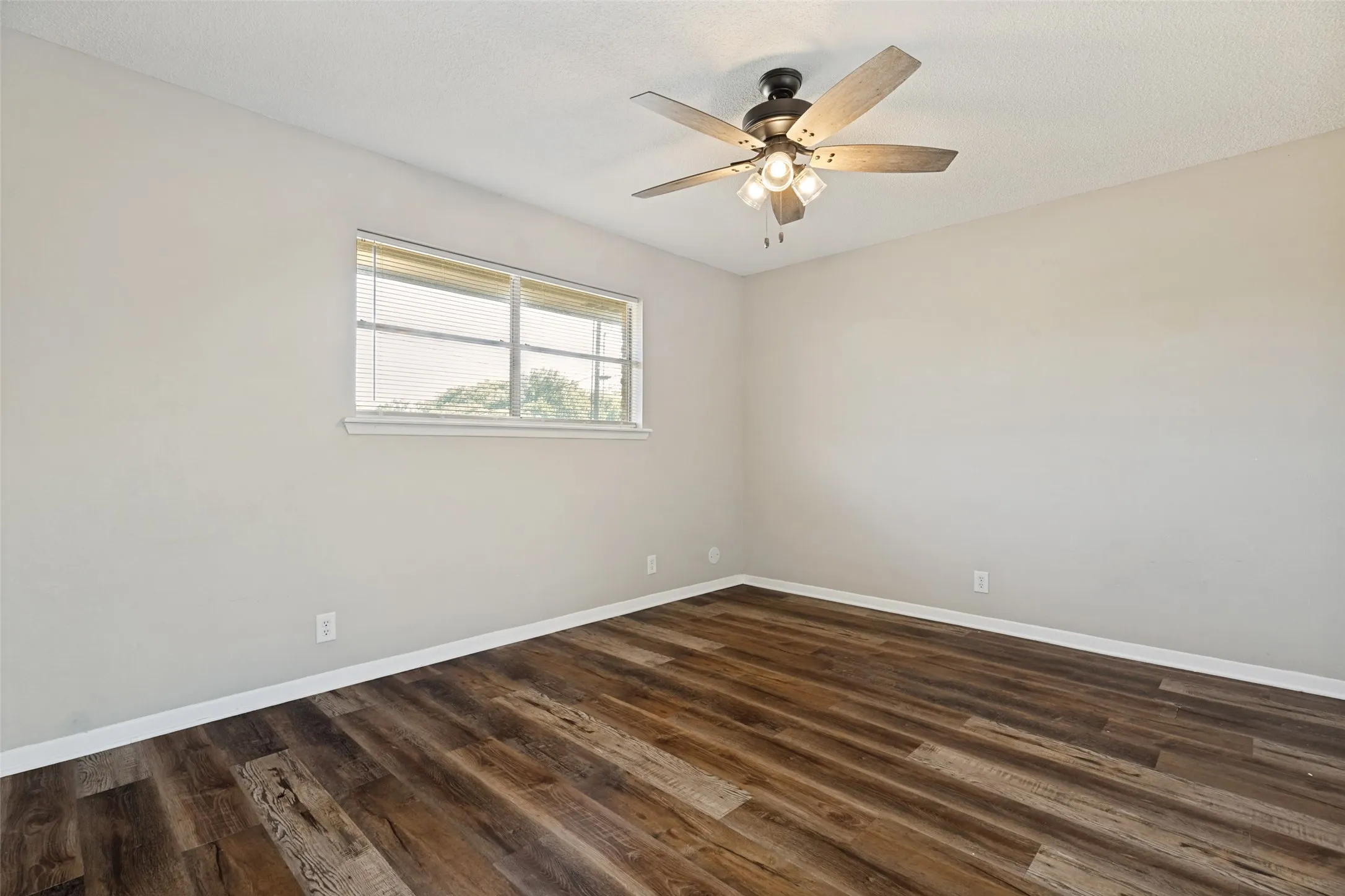 Single Family Residence For Sale in Grayson County , 2500 Brookhaven Drive, Denison, Texas 75020, 4 Bedroom, 3 Bathroom, 2 Garage spaces, 2,656 Sqft, built in 1972, mls#21312580, Real Estate Agent in Denison, Homes For Sale in Grayson county, Homes For Sale in Denison, Realtor in Denison Texas, Real Estate Brokerage Independent Realty Texas, Luminita Cordes Realtor