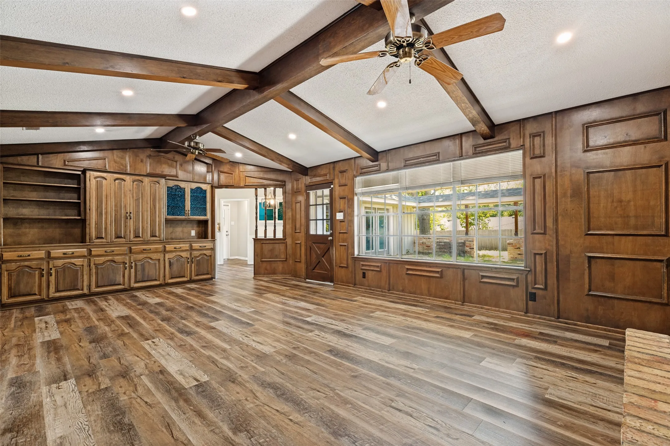Single Family Residence For Sale in Grayson County , 2500 Brookhaven Drive, Denison, Texas 75020, 4 Bedroom, 3 Bathroom, 2 Garage spaces, 2,656 Sqft, built in 1972, mls#21312580, Real Estate Agent in Denison, Homes For Sale in Grayson county, Homes For Sale in Denison, Realtor in Denison Texas, Real Estate Brokerage Independent Realty Texas, Luminita Cordes Realtor