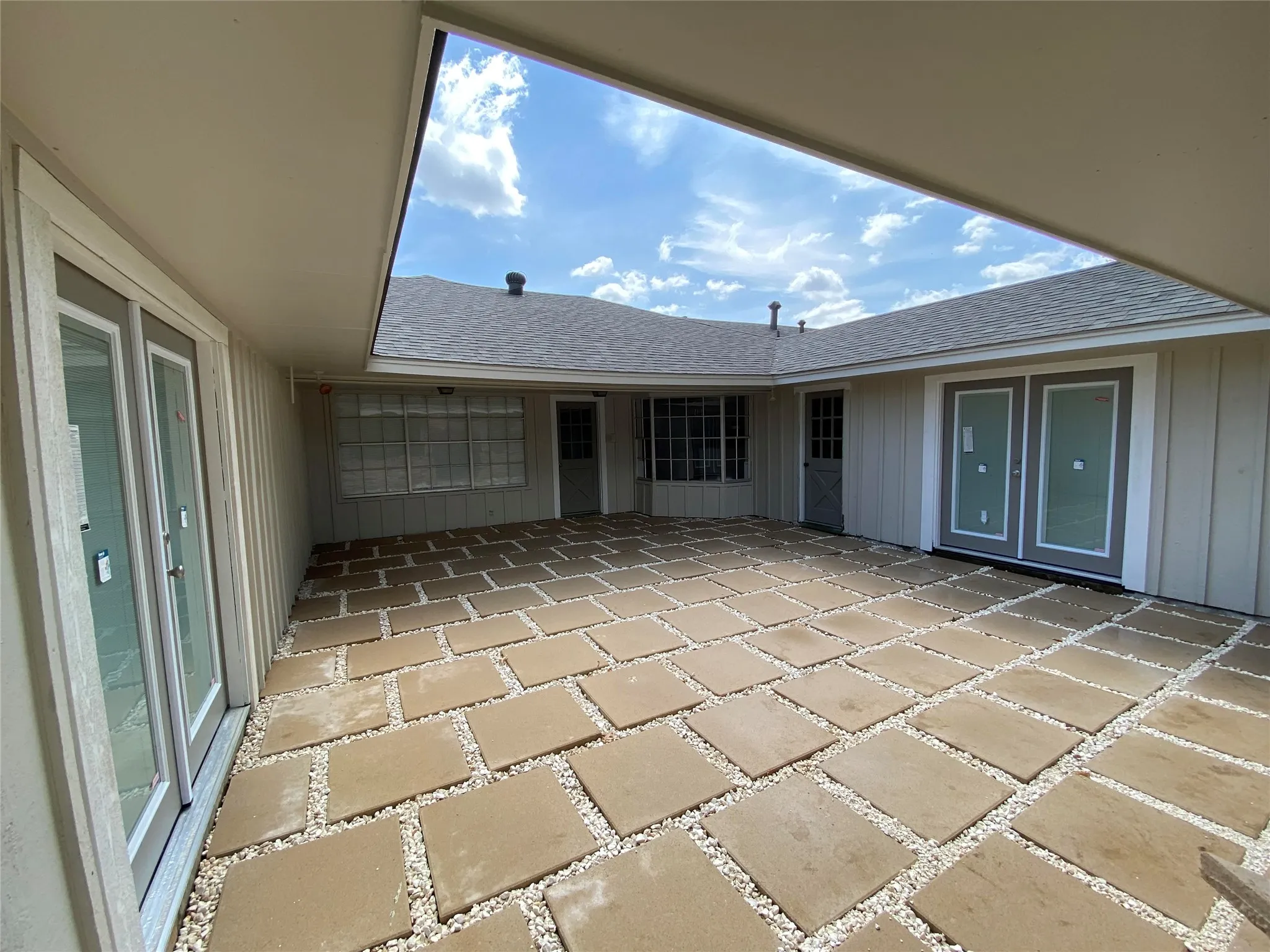 Single Family Residence For Sale in Grayson County , 2500 Brookhaven Drive, Denison, Texas 75020, 4 Bedroom, 3 Bathroom, 2 Garage spaces, 2,656 Sqft, built in 1972, mls#21312580, Real Estate Agent in Denison, Homes For Sale in Grayson county, Homes For Sale in Denison, Realtor in Denison Texas, Real Estate Brokerage Independent Realty Texas, Luminita Cordes Realtor