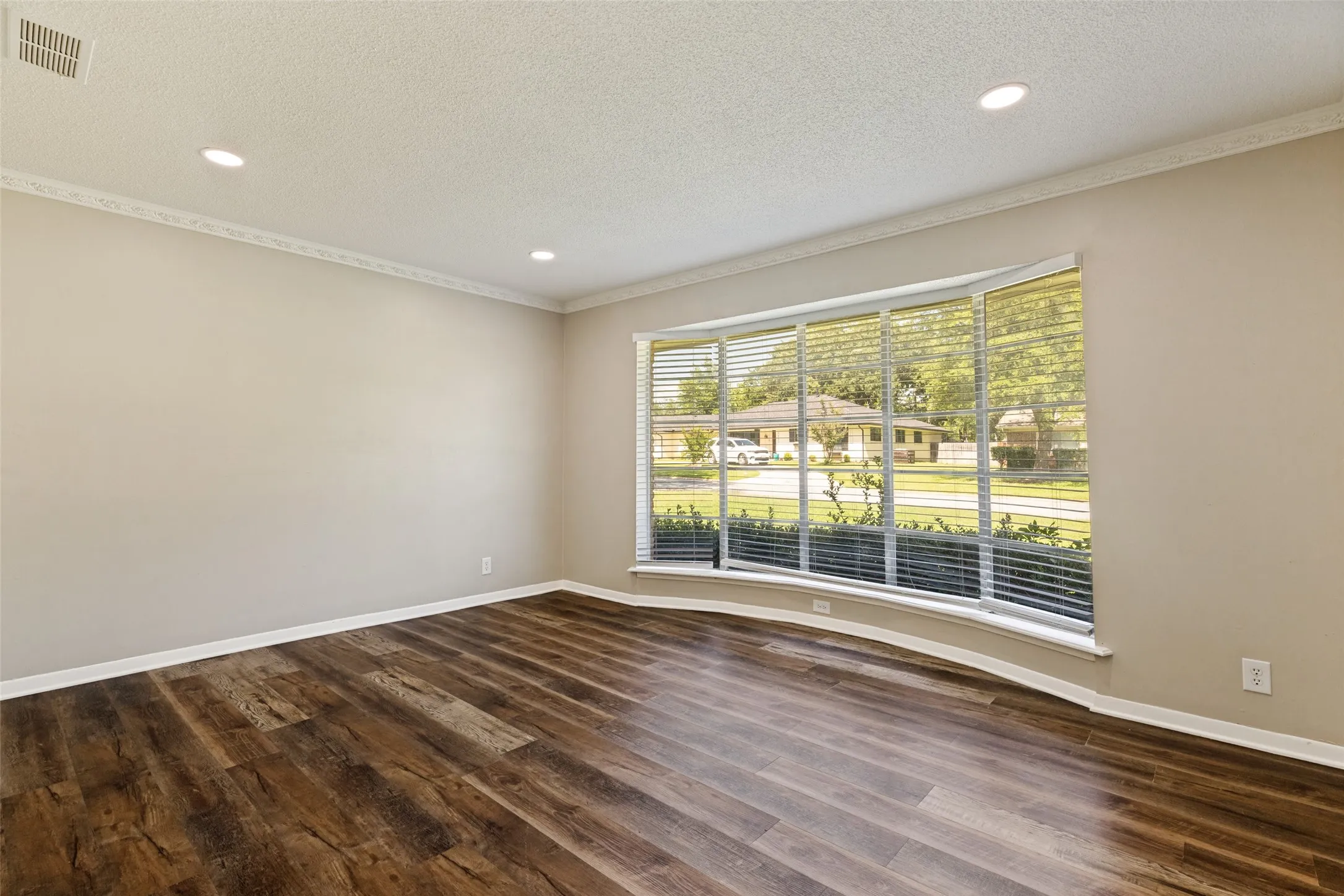 Single Family Residence For Sale in Grayson County , 2500 Brookhaven Drive, Denison, Texas 75020, 4 Bedroom, 3 Bathroom, 2 Garage spaces, 2,656 Sqft, built in 1972, mls#21312580, Real Estate Agent in Denison, Homes For Sale in Grayson county, Homes For Sale in Denison, Realtor in Denison Texas, Real Estate Brokerage Independent Realty Texas, Luminita Cordes Realtor
