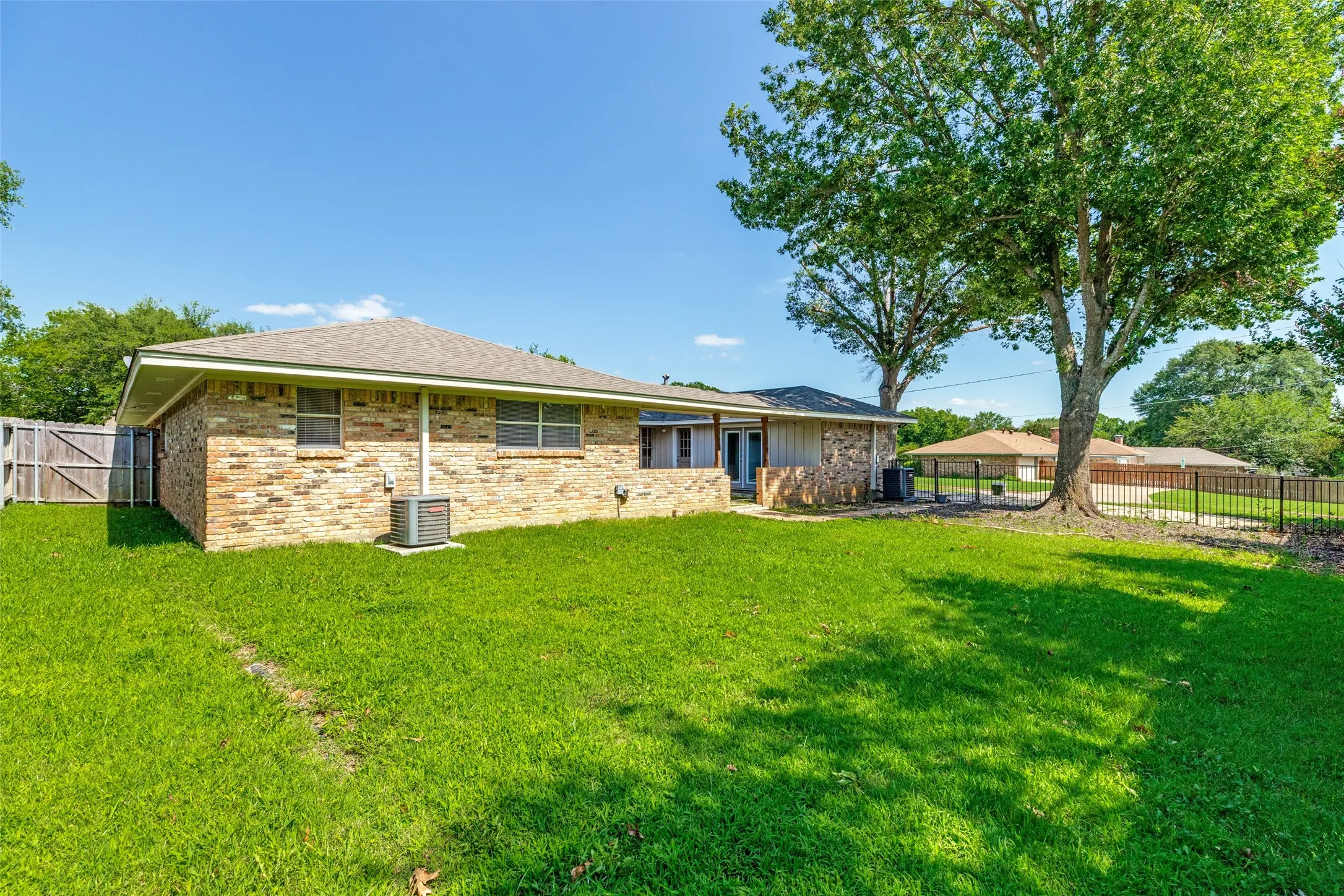 Single Family Residence For Sale in Grayson County , 2500 Brookhaven Drive, Denison, Texas 75020, 4 Bedroom, 3 Bathroom, 2 Garage spaces, 2,656 Sqft, built in 1972, mls#21312580, Real Estate Agent in Denison, Homes For Sale in Grayson county, Homes For Sale in Denison, Realtor in Denison Texas, Real Estate Brokerage Independent Realty Texas, Luminita Cordes Realtor