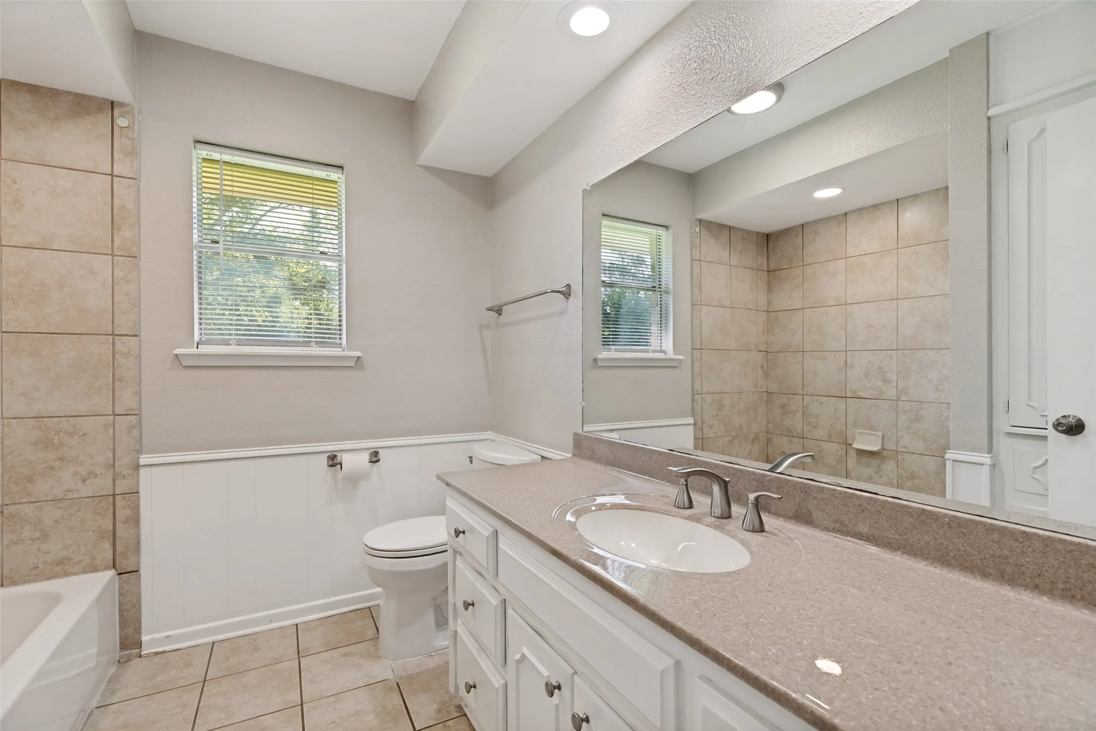 Single Family Residence For Sale in Grayson County , 2500 Brookhaven Drive, Denison, Texas 75020, 4 Bedroom, 3 Bathroom, 2 Garage spaces, 2,656 Sqft, built in 1972, mls#21312580, Real Estate Agent in Denison, Homes For Sale in Grayson county, Homes For Sale in Denison, Realtor in Denison Texas, Real Estate Brokerage Independent Realty Texas, Luminita Cordes Realtor