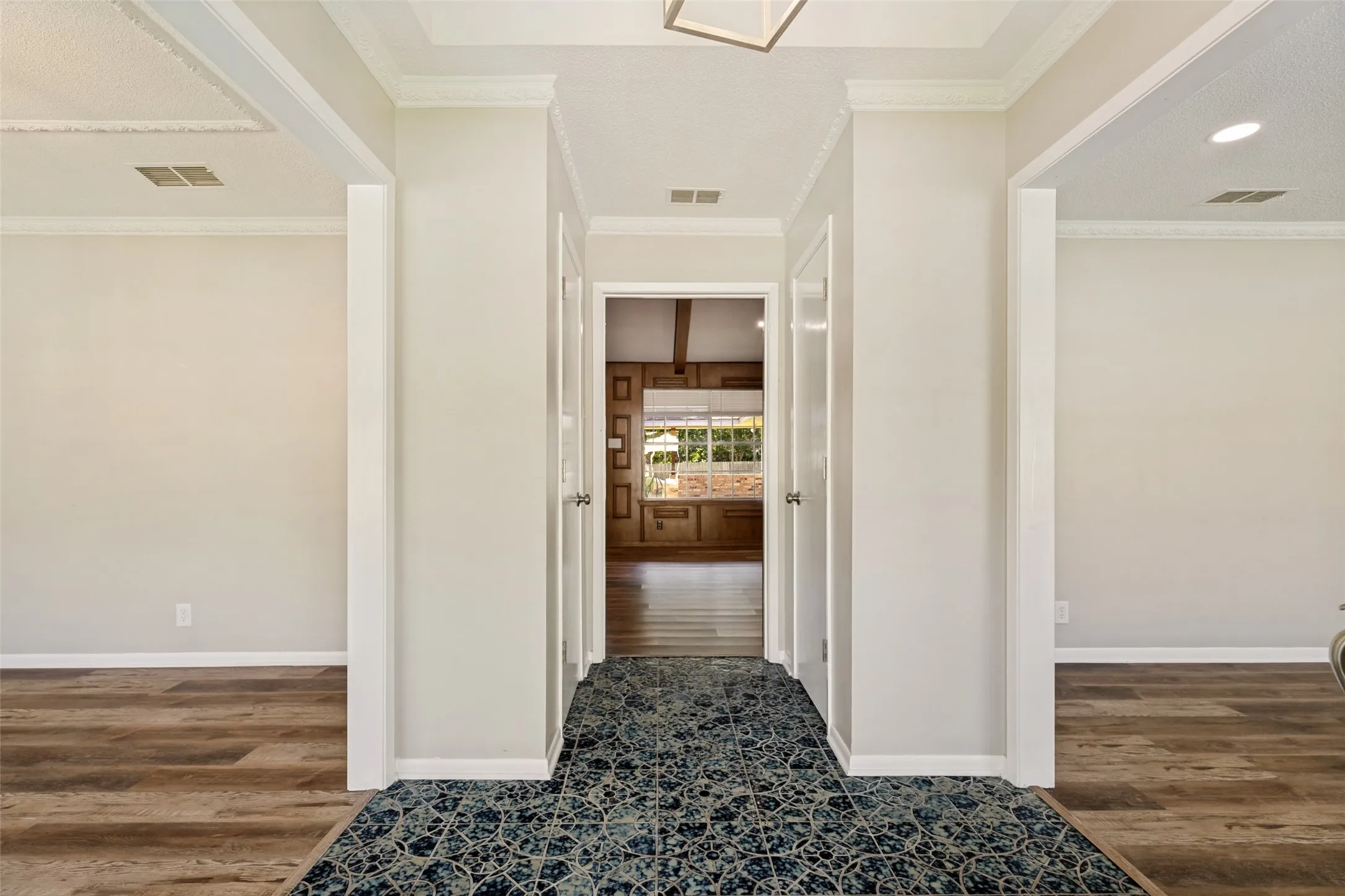 Single Family Residence For Sale in Grayson County , 2500 Brookhaven Drive, Denison, Texas 75020, 4 Bedroom, 3 Bathroom, 2 Garage spaces, 2,656 Sqft, built in 1972, mls#21312580, Real Estate Agent in Denison, Homes For Sale in Grayson county, Homes For Sale in Denison, Realtor in Denison Texas, Real Estate Brokerage Independent Realty Texas, Luminita Cordes Realtor