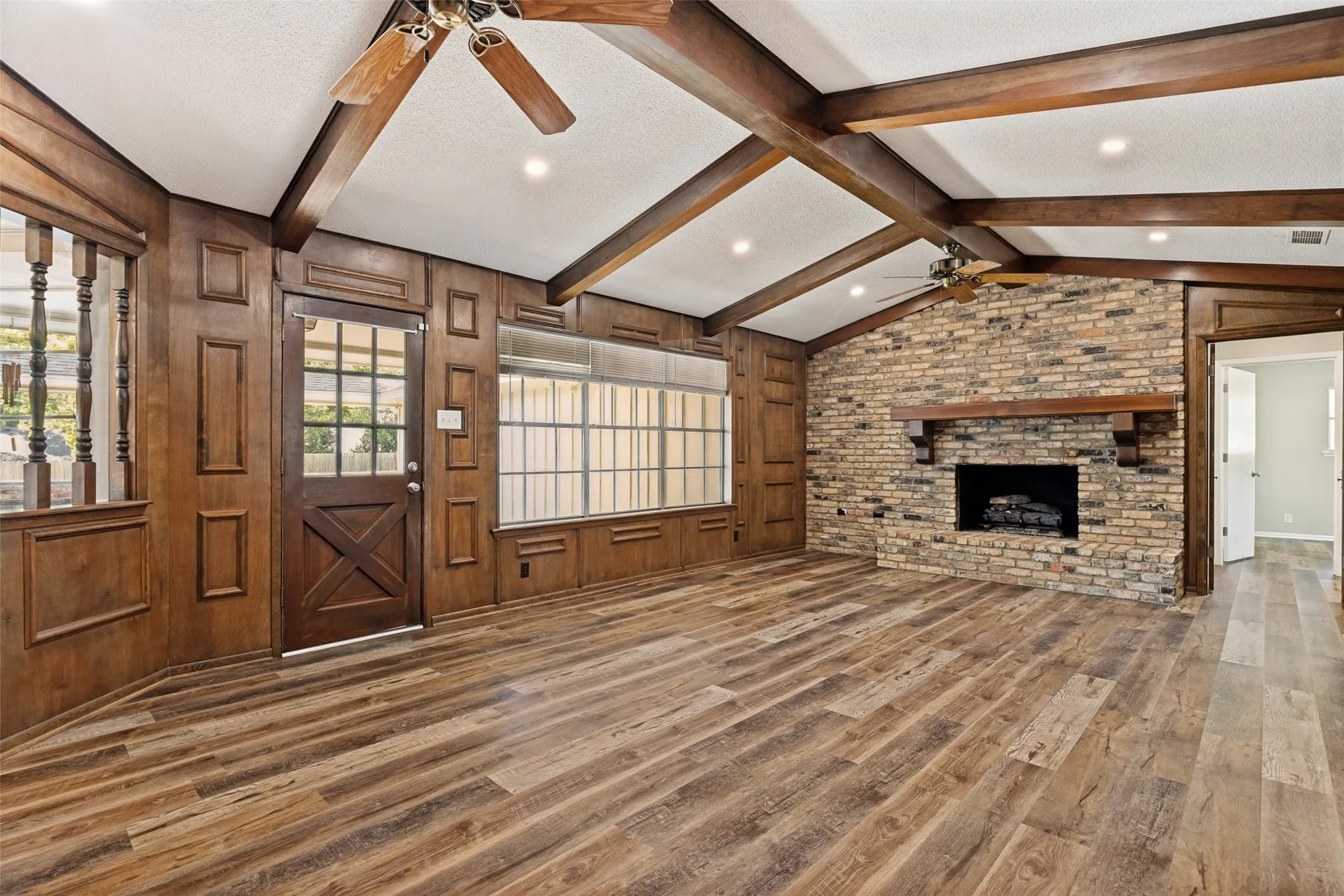 Single Family Residence For Sale in Grayson County , 2500 Brookhaven Drive, Denison, Texas 75020, 4 Bedroom, 3 Bathroom, 2 Garage spaces, 2,656 Sqft, built in 1972, mls#21312580, Real Estate Agent in Denison, Homes For Sale in Grayson county, Homes For Sale in Denison, Realtor in Denison Texas, Real Estate Brokerage Independent Realty Texas, Luminita Cordes Realtor